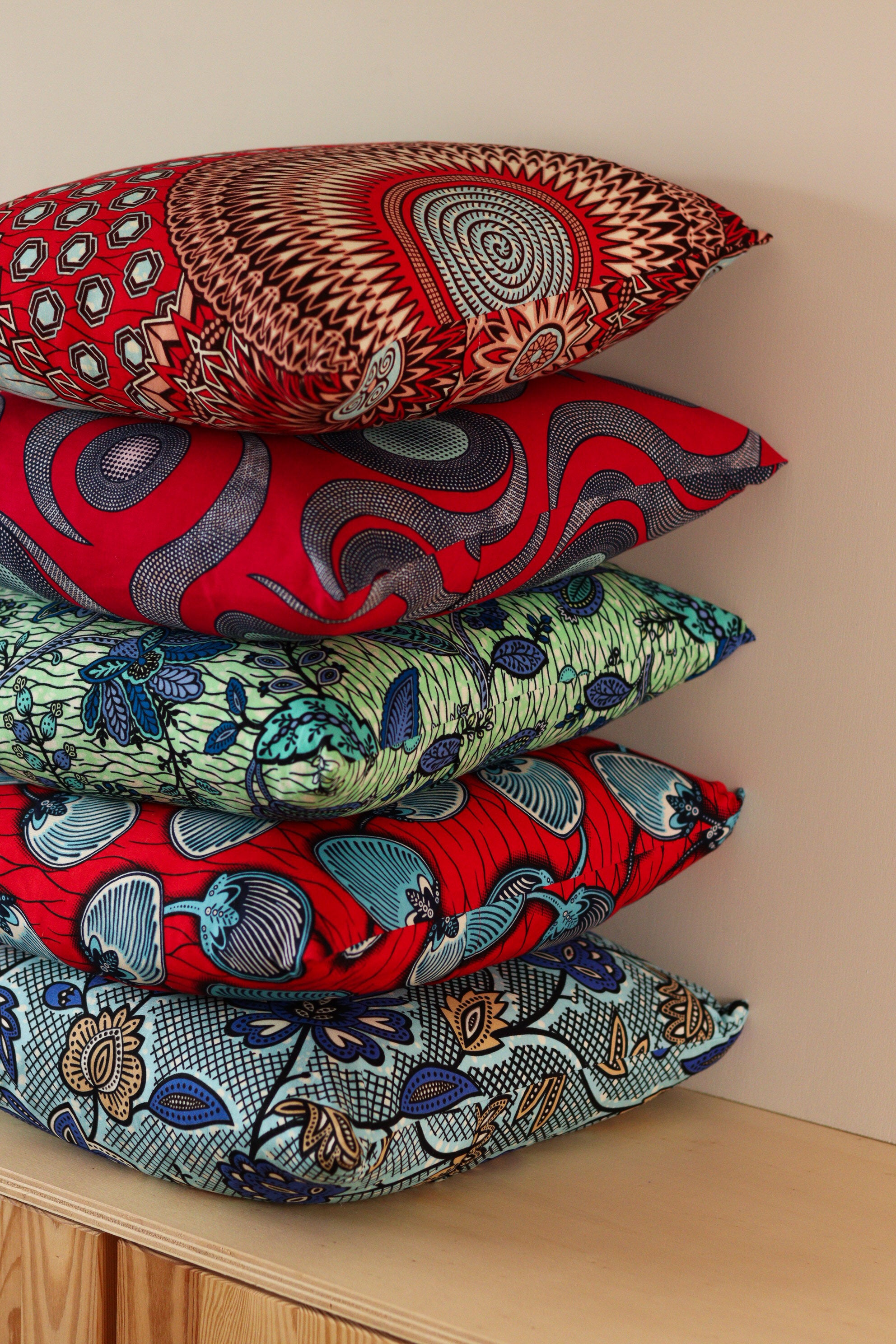 Coussins en wax sur-mesure bleu et rouge, création artisanale.