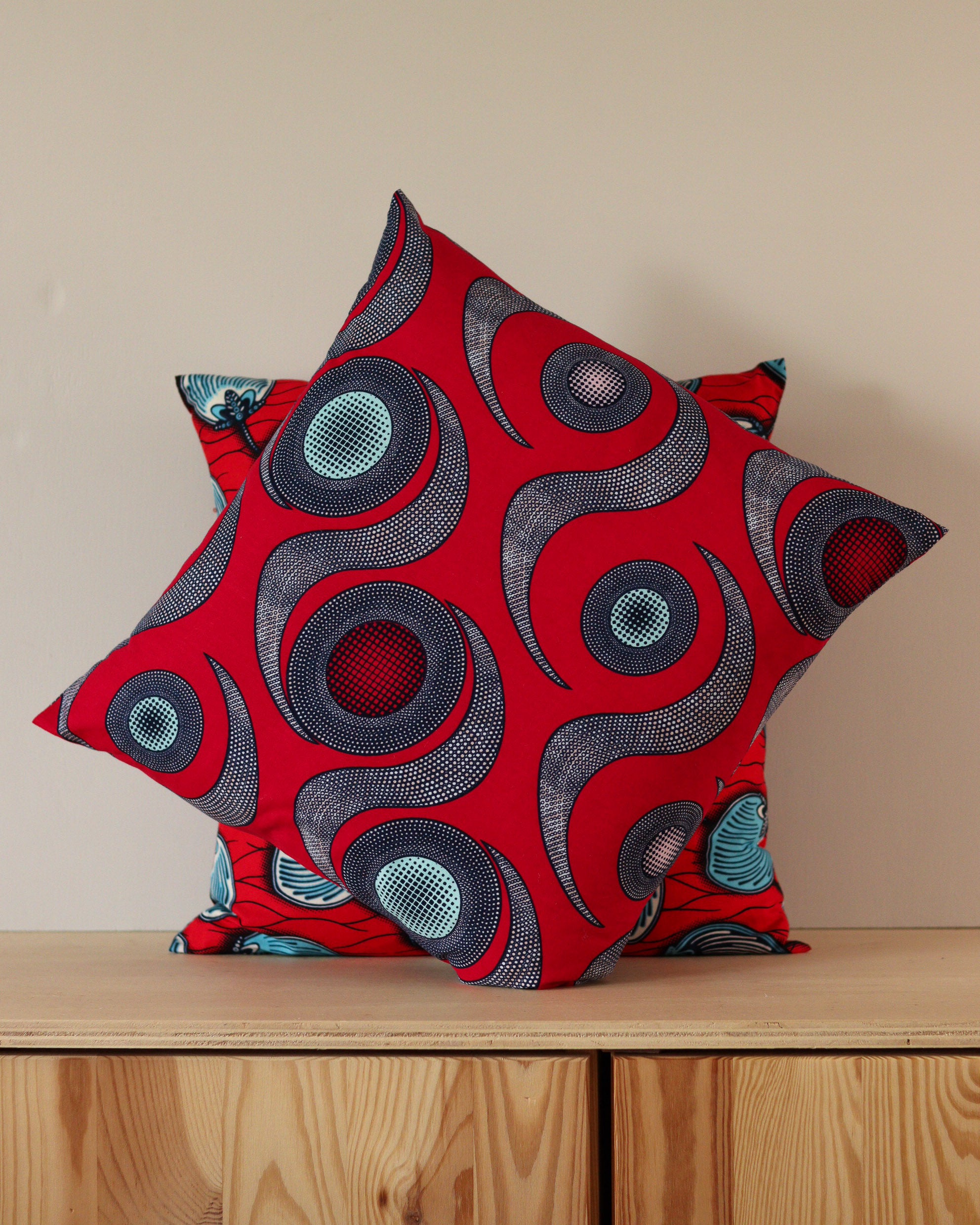 Sélection de tissus wax rouge pour un projet sur-mesure.