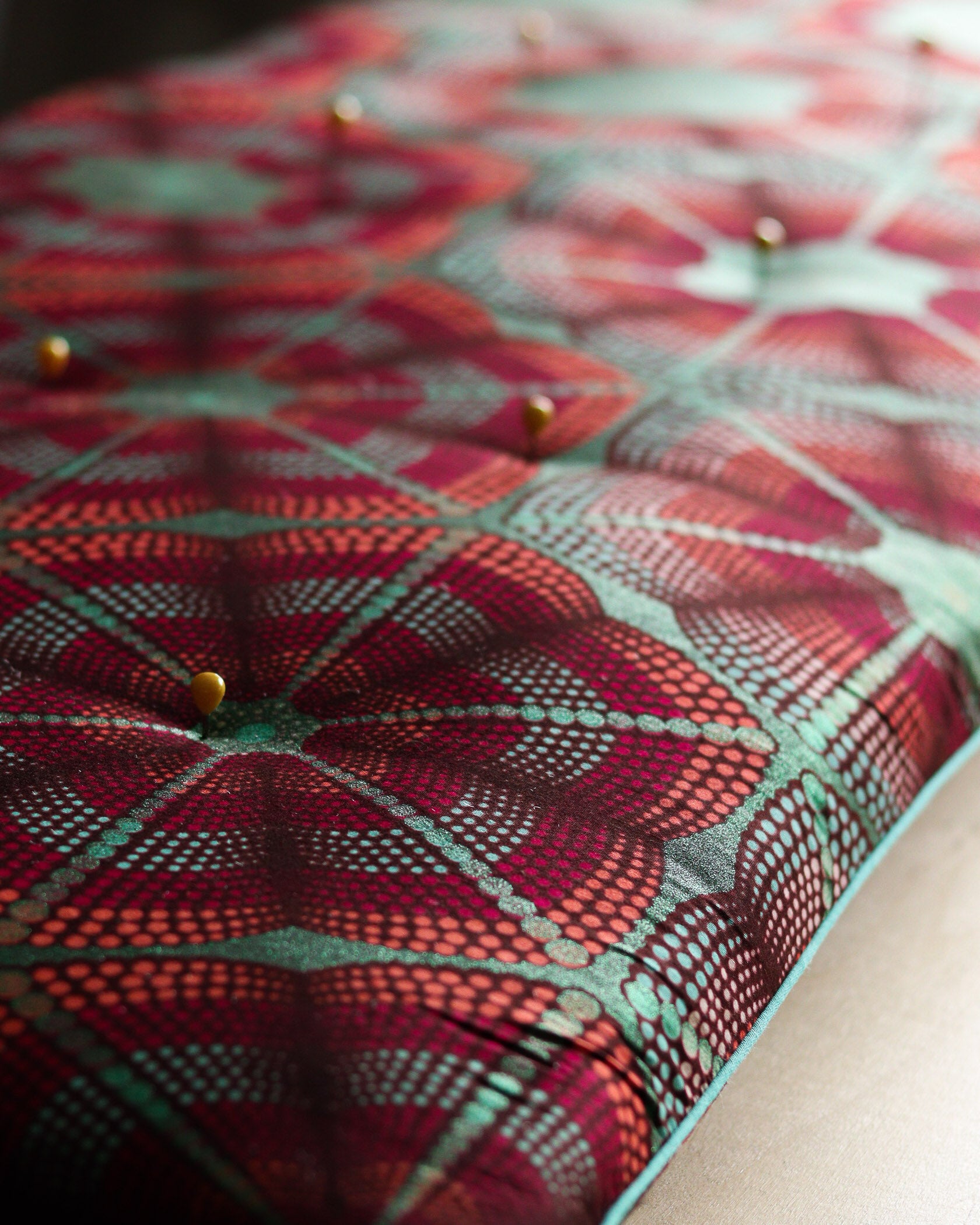 fabrication d'un coussin de banquette sur-mesure en tissu africain