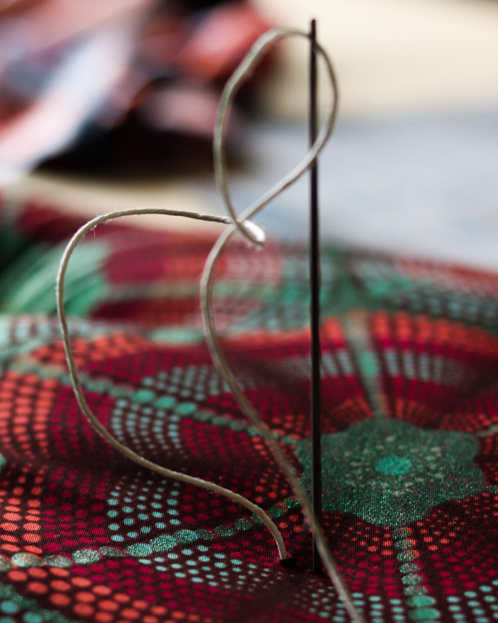 fabrication d'un coussin de banquette sur-mesure en tissu africain