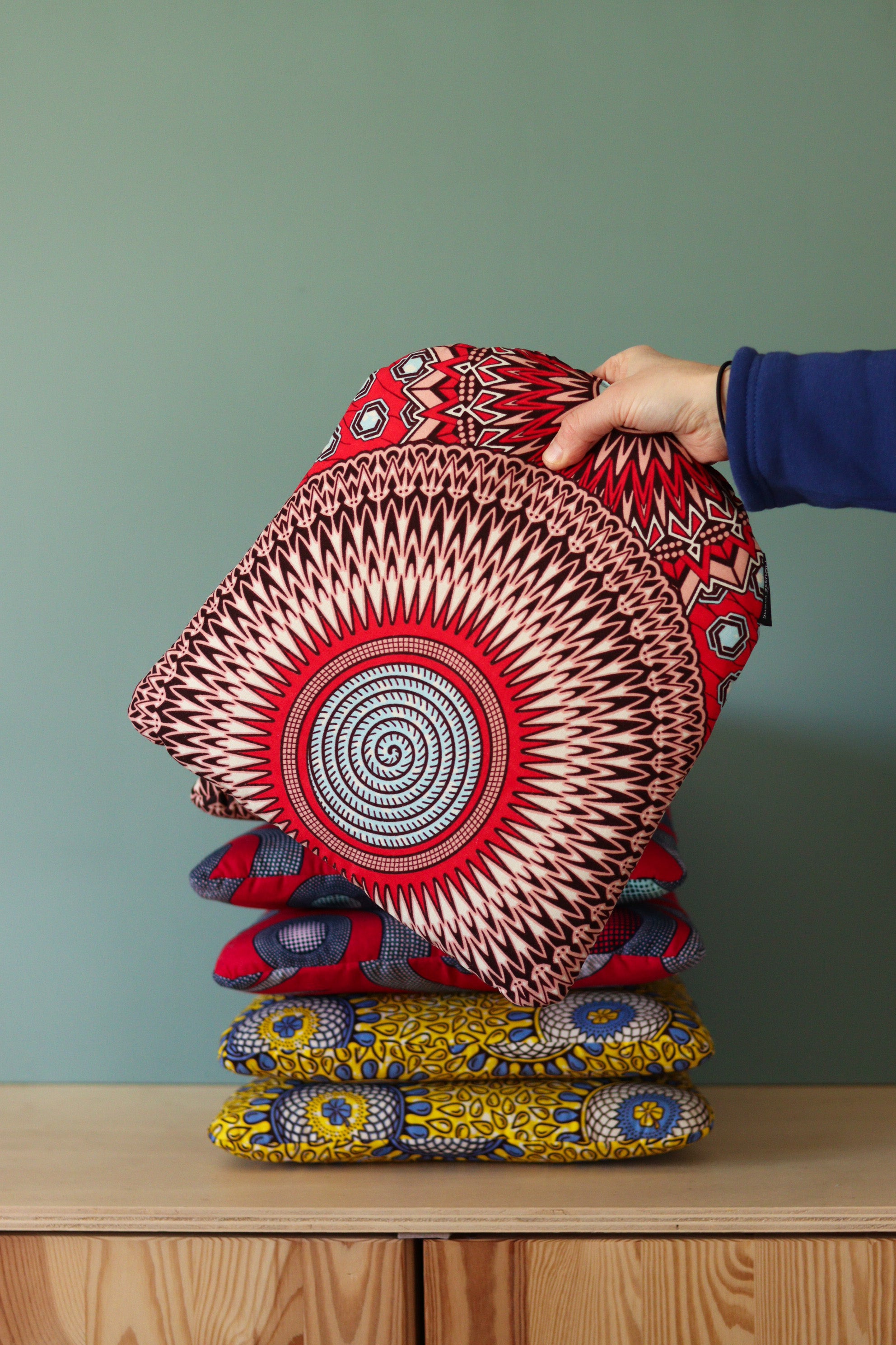 galette de chaise tolix personnalisée en wax bleu et rouge