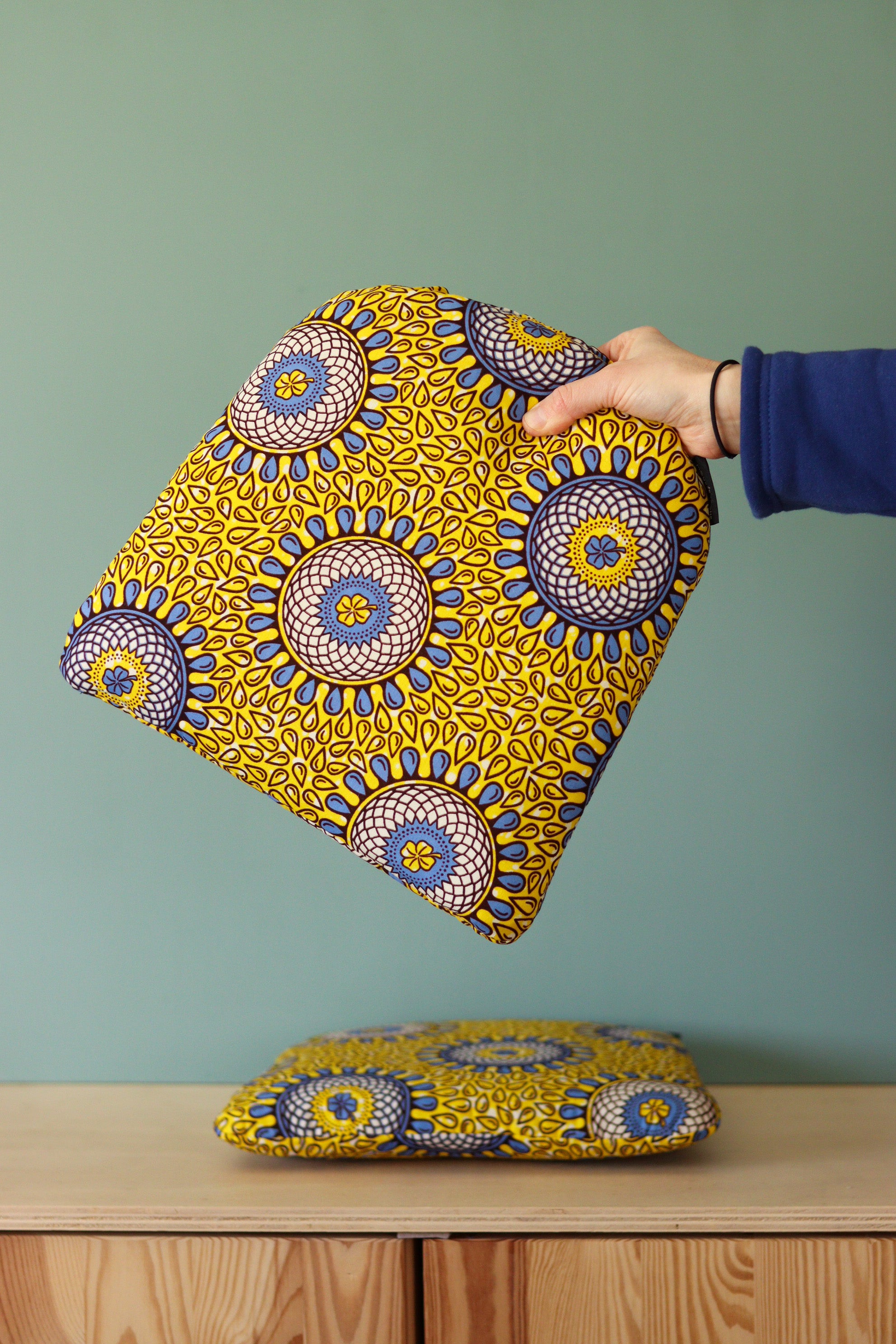 galette de chaise tolix personnalisée en wax jaune et bleu