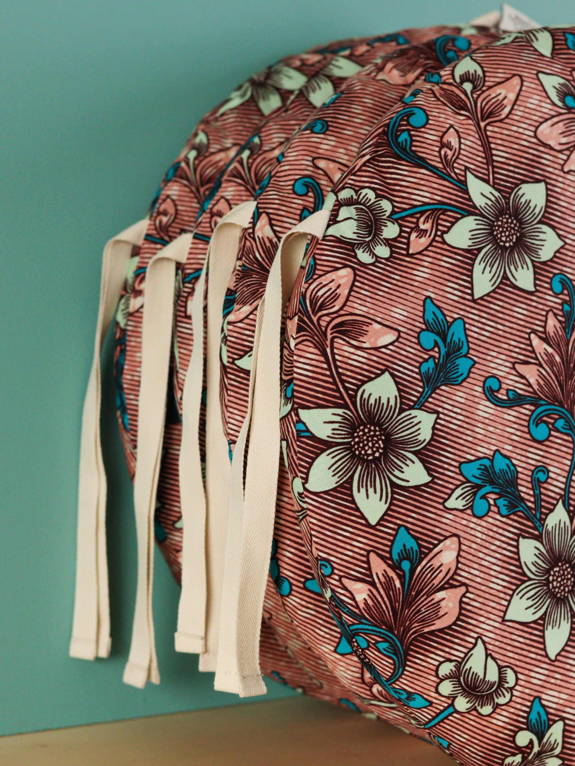 galettes chaises rondes colorées avec liens