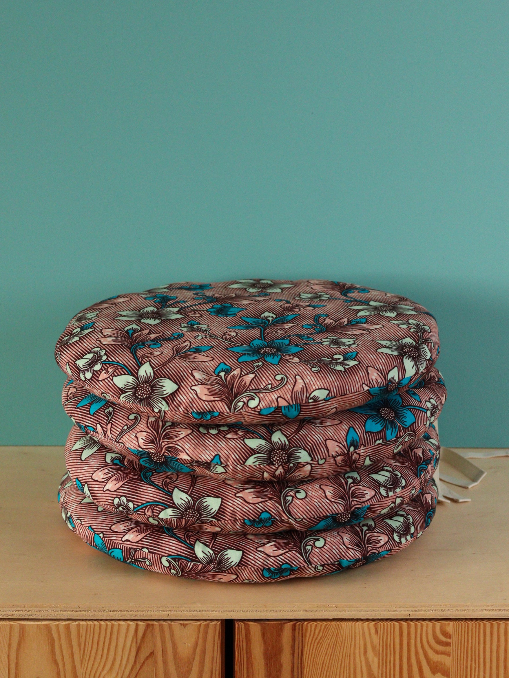 pile de galettes chaises rondes colorées