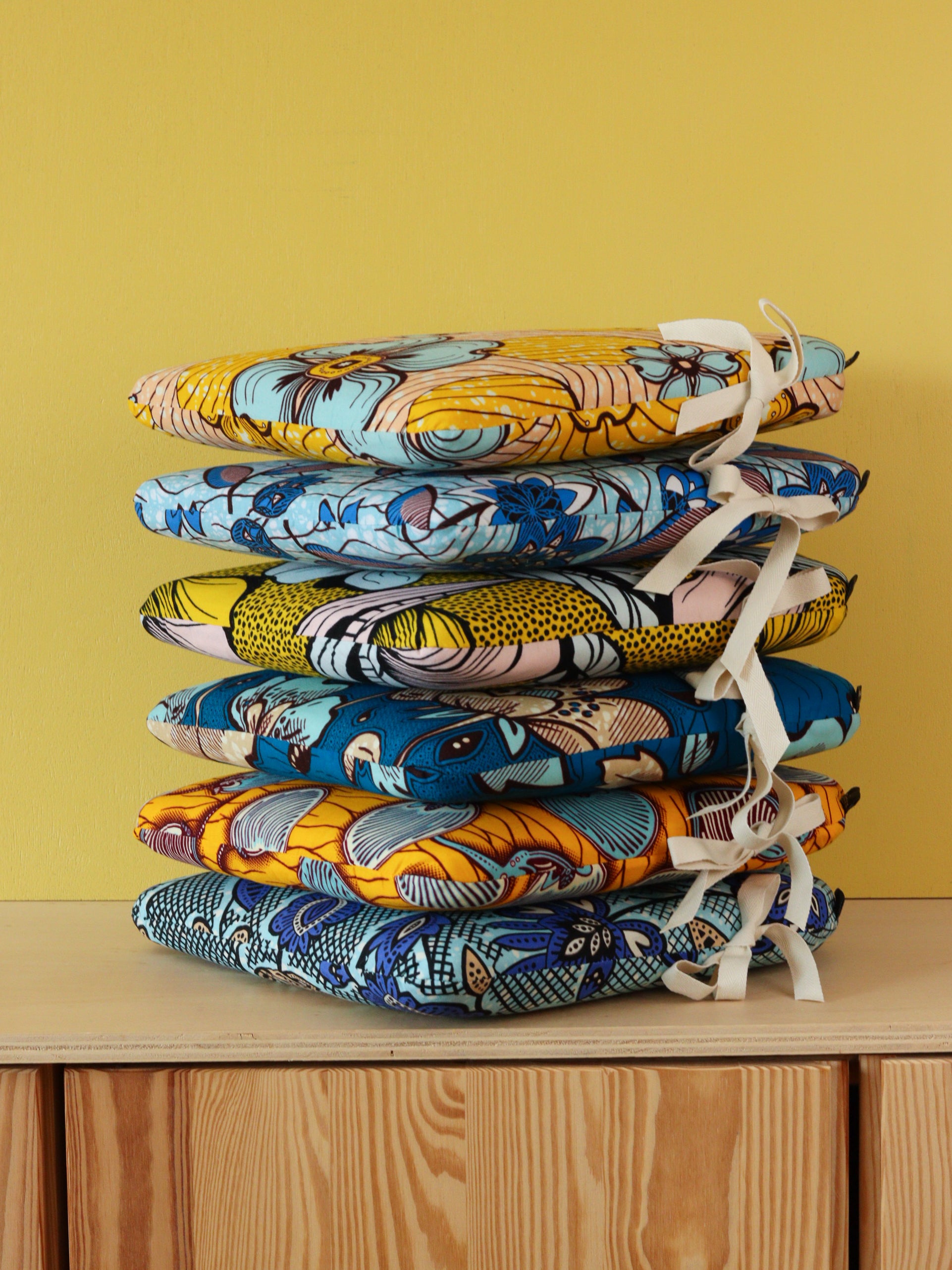 Galettes de chaise sur-mesure en wax jaune et bleu sur chaises Tolix A