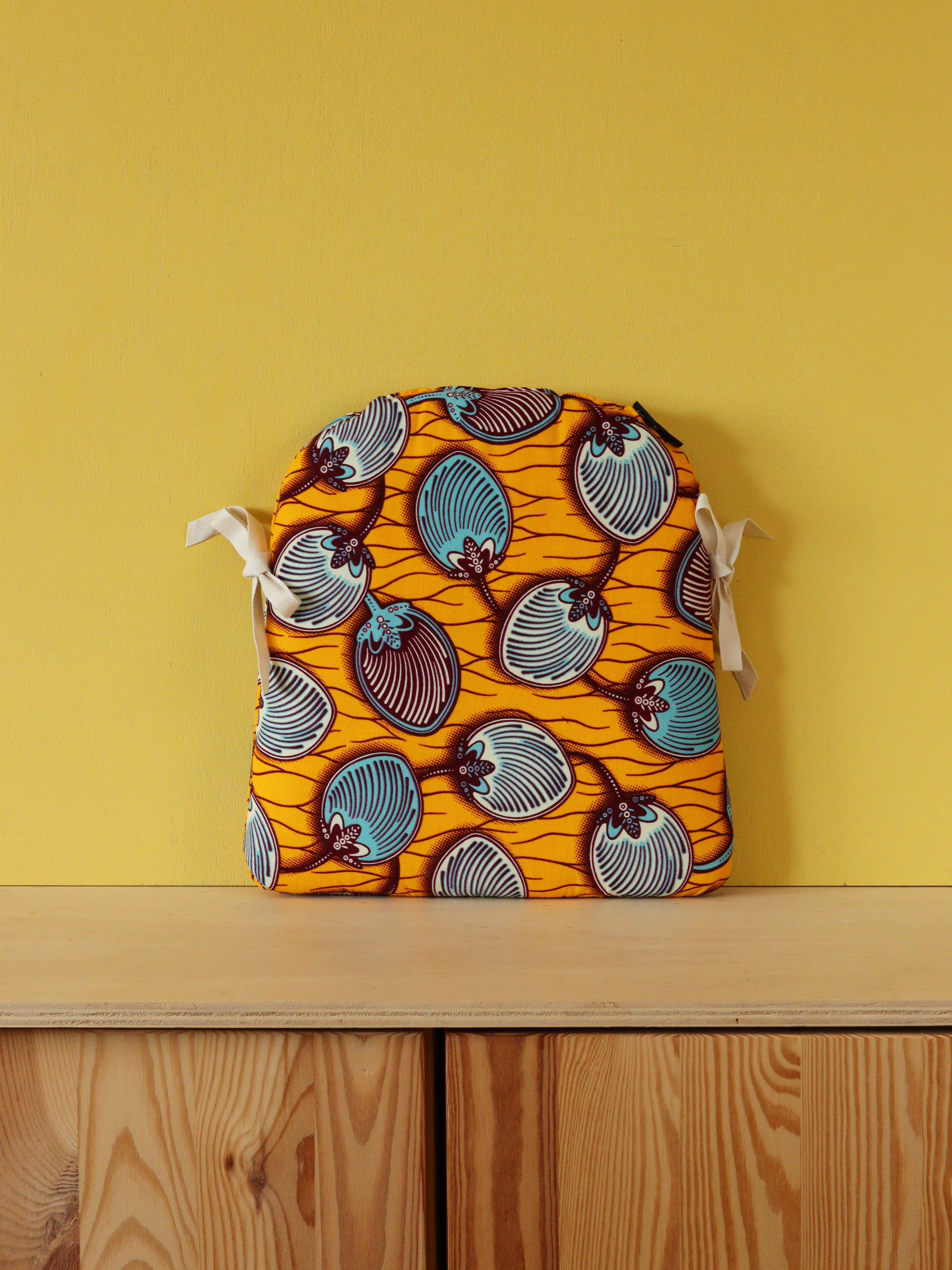 galette de chaise tolix A en tissu jaune