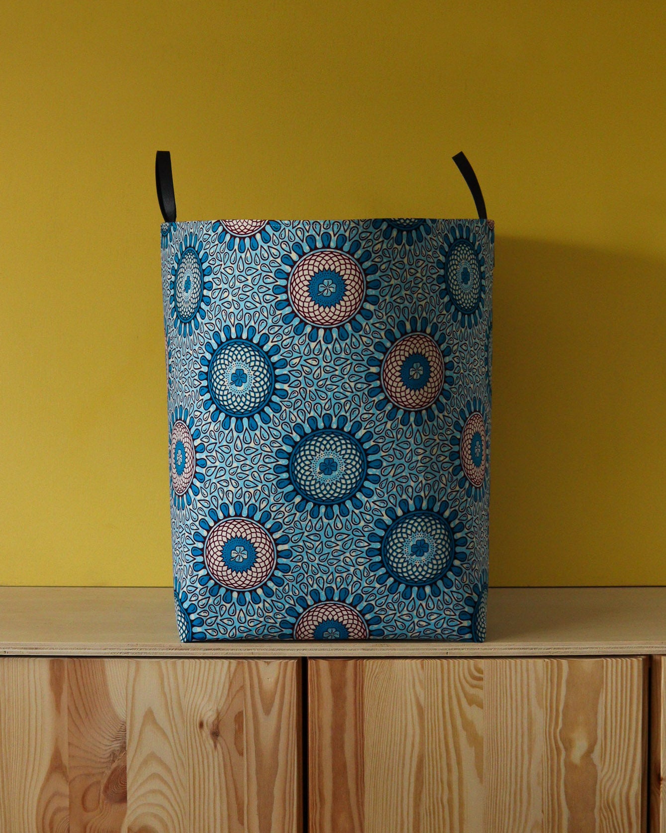 grands paniers de rangement tissu africain bleu ciel, bleu klein, et or