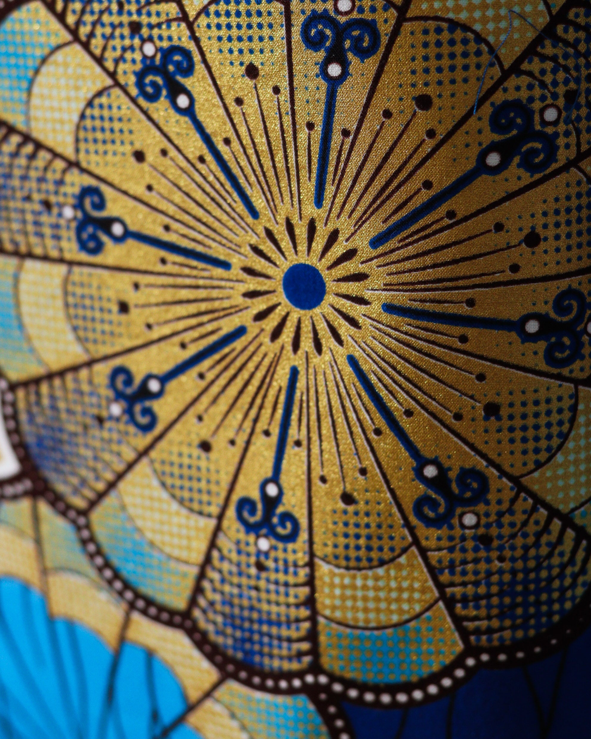 détail grands paniers de rangement wax bleu ciel, bleu klein, et or