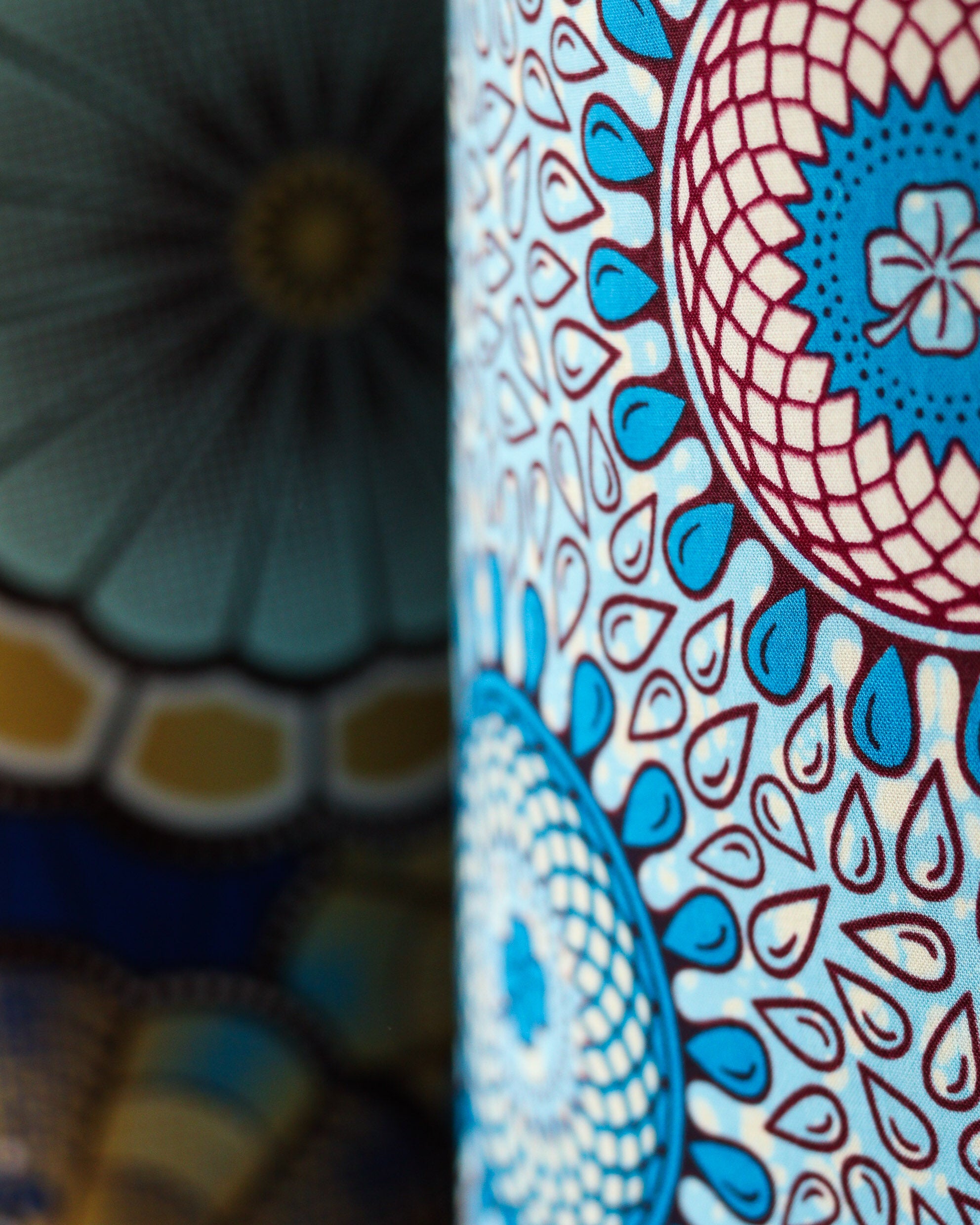 détail grands paniers de rangement wax bleu ciel, bleu klein, et or