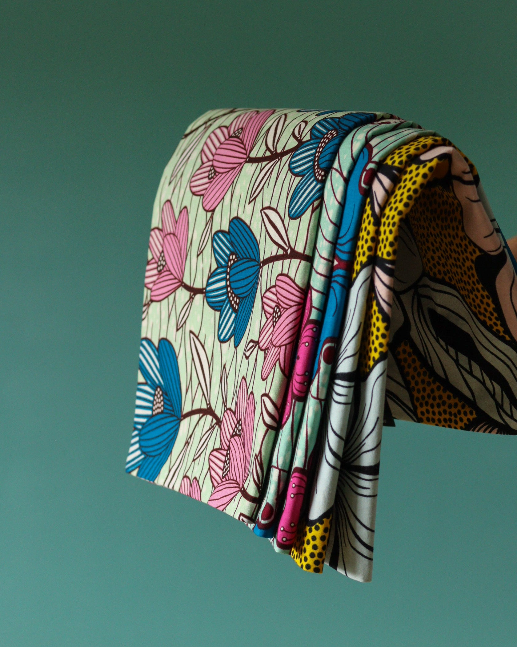 détail tissu housses de coussins wax turquoise, bleu, rose, jaune