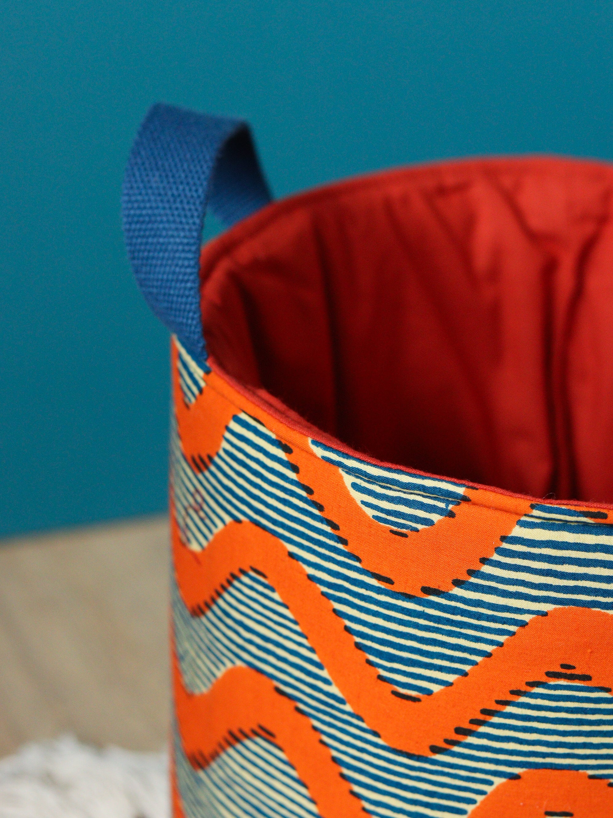 Détail motif wax graphique tribal orange et bleu, panier Gága L fait main