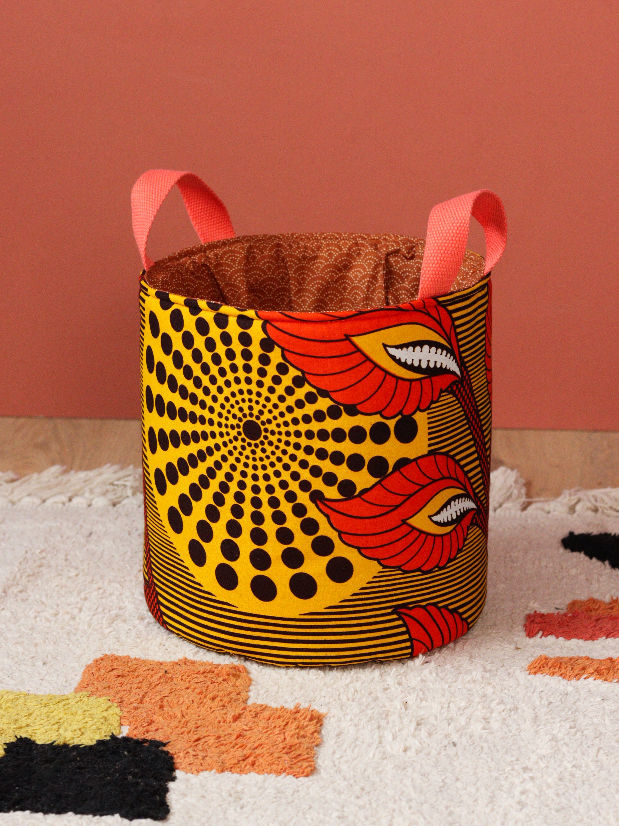 Panier déco wax jaune orange cousu main, vue de trois quarts