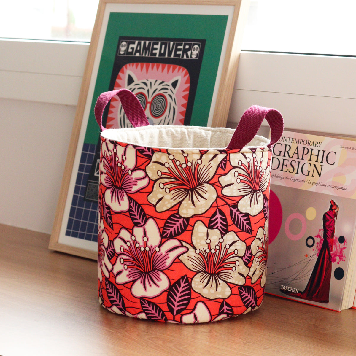 Panier déco wax orange hibiscus, vue de trois quarts