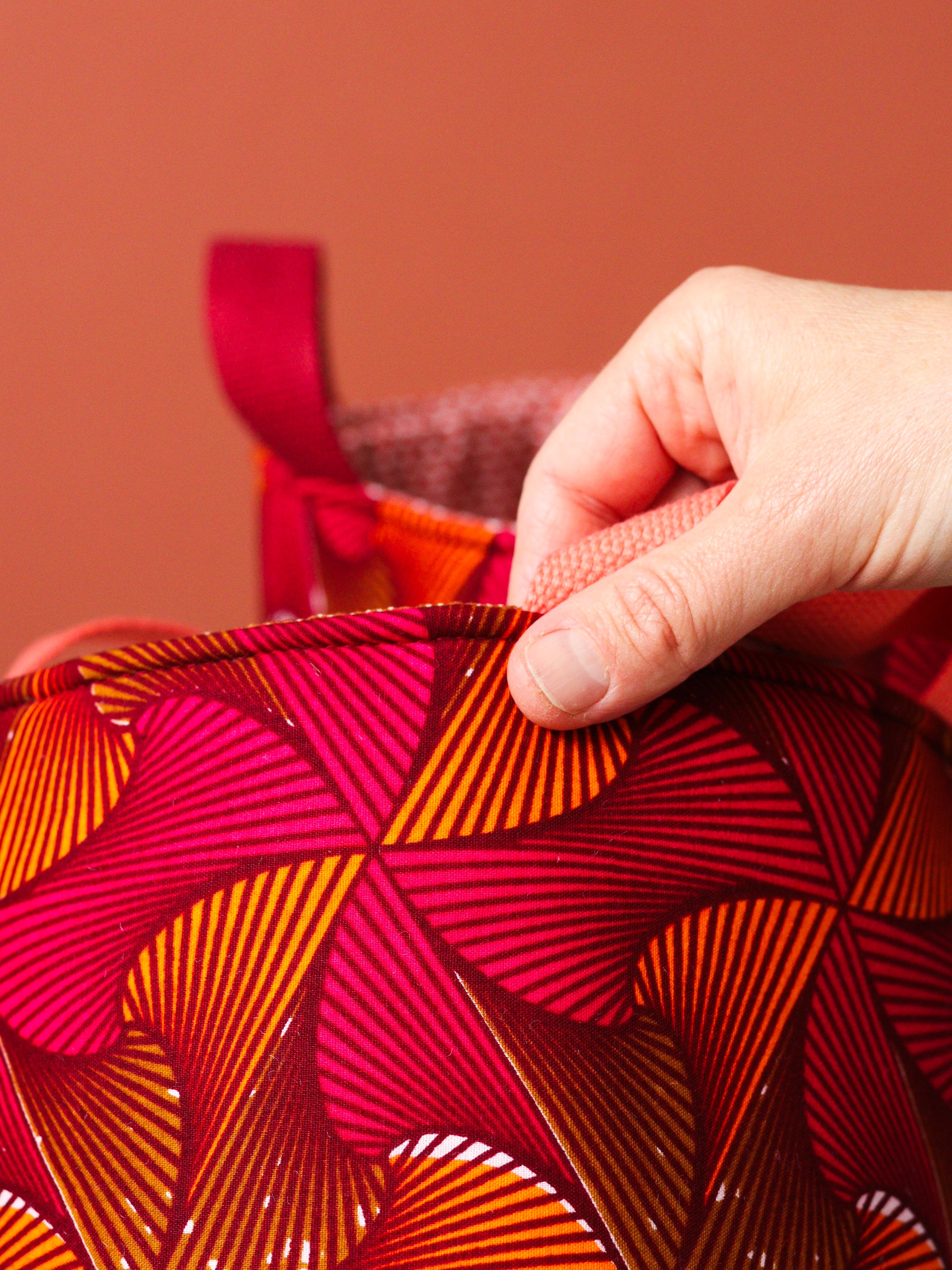 Panier rond wax M taille intermédiaire, motif orange et rose vue rapprochée