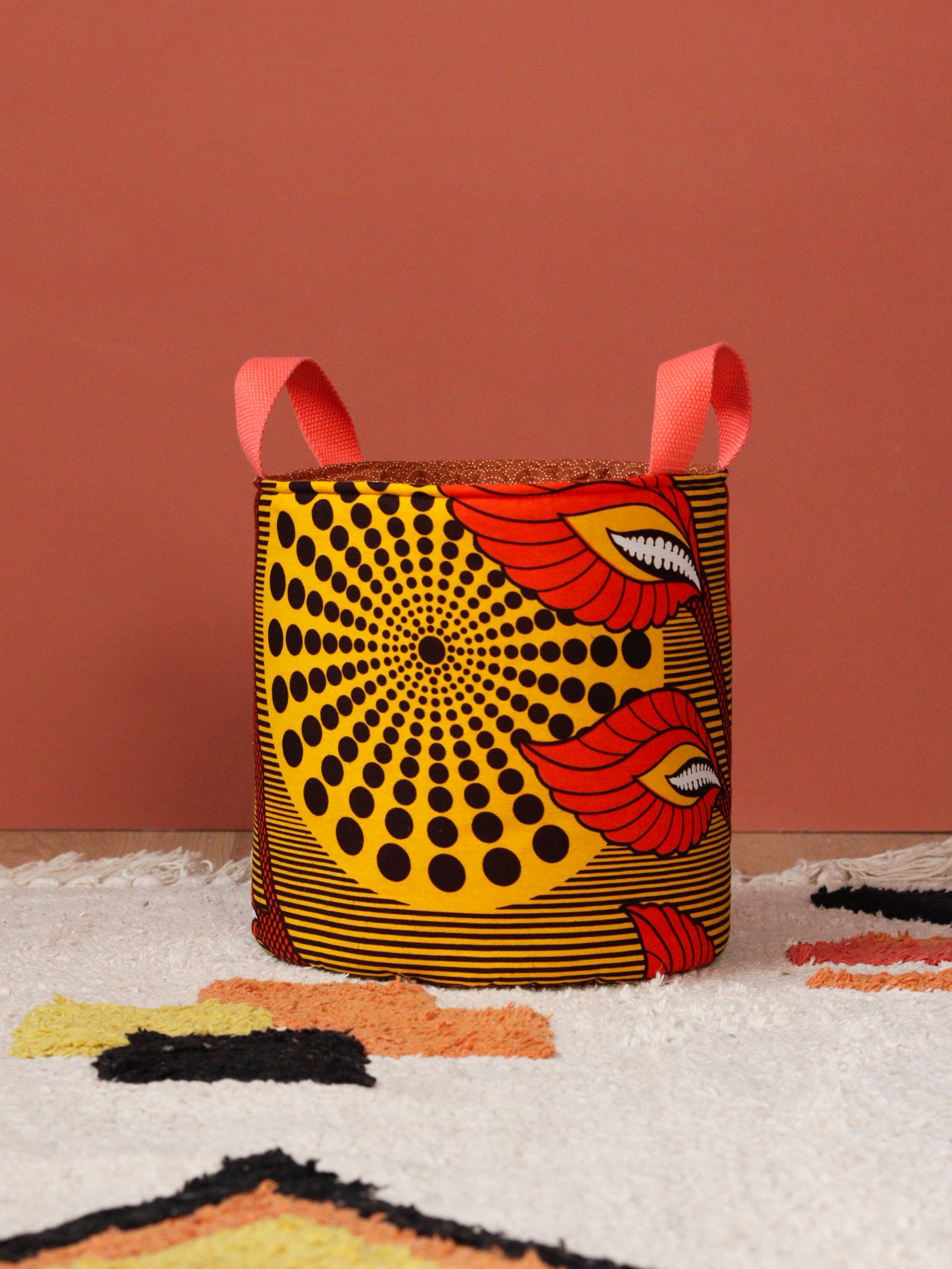 Panier rond Gága M Strelitzia en wax africain jaune et orange, vue de face
