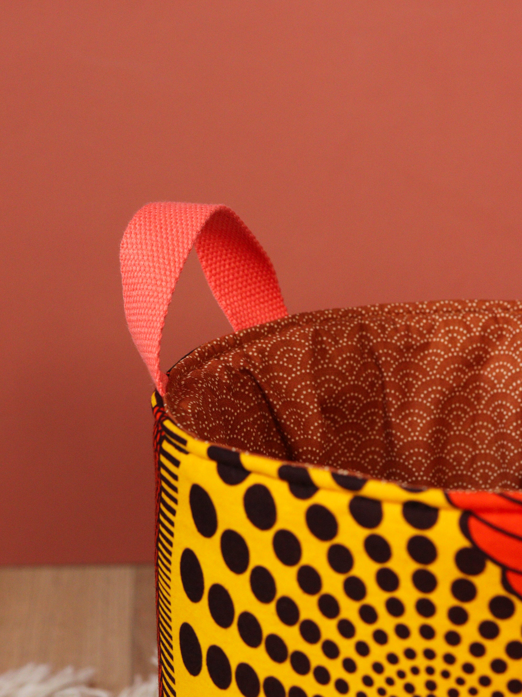 Détail anses coton tissé panier rond wax Strelitzia M fait main Bretagne