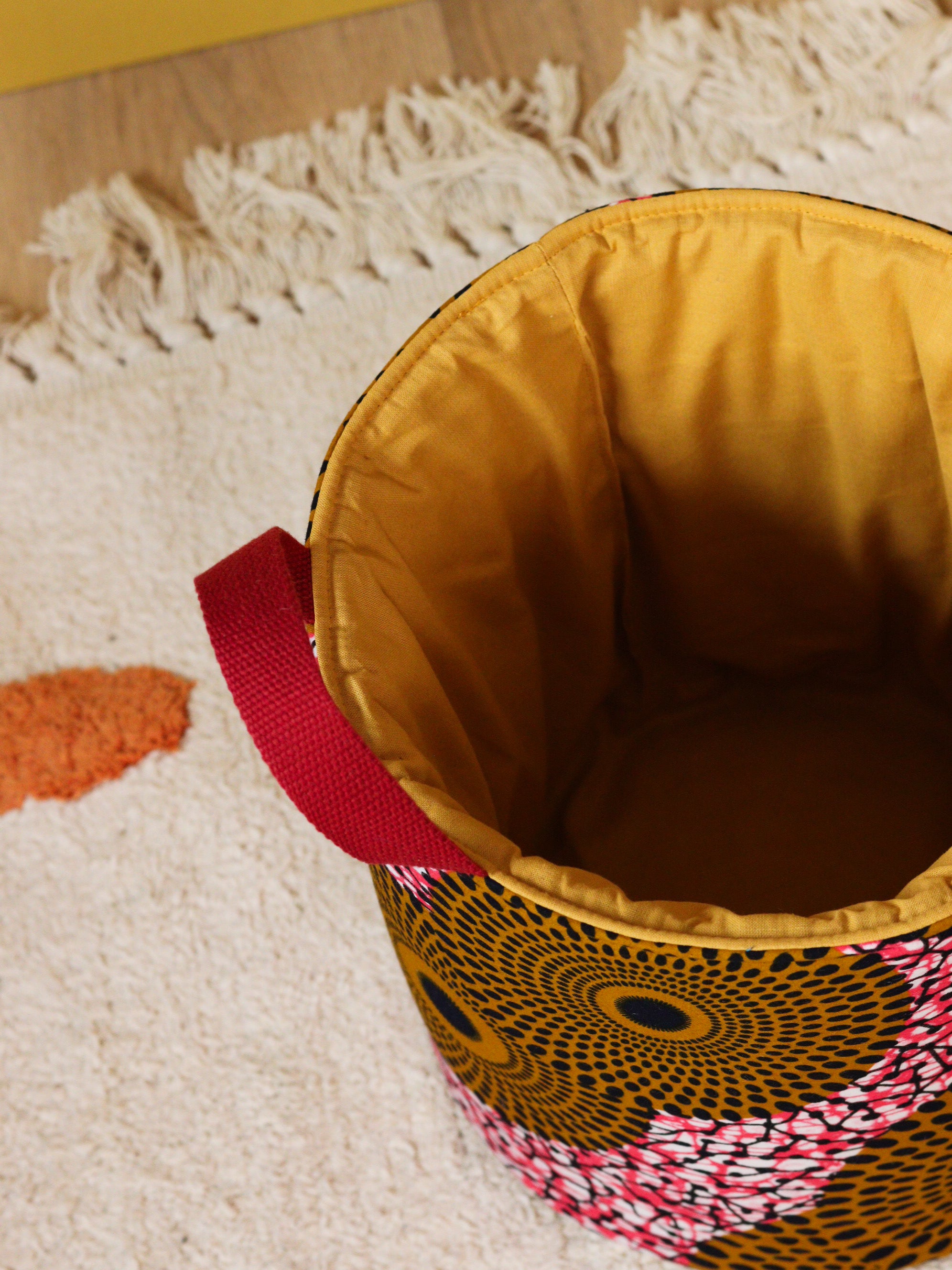 Intérieur du panier en wax africain Borbonica rose et ocre, panier L fait main