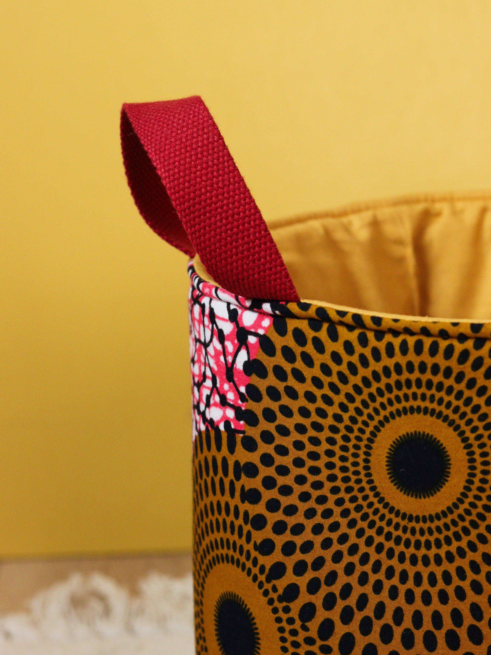 Détail anses coton tissé grand panier wax Borbonica rose ocre