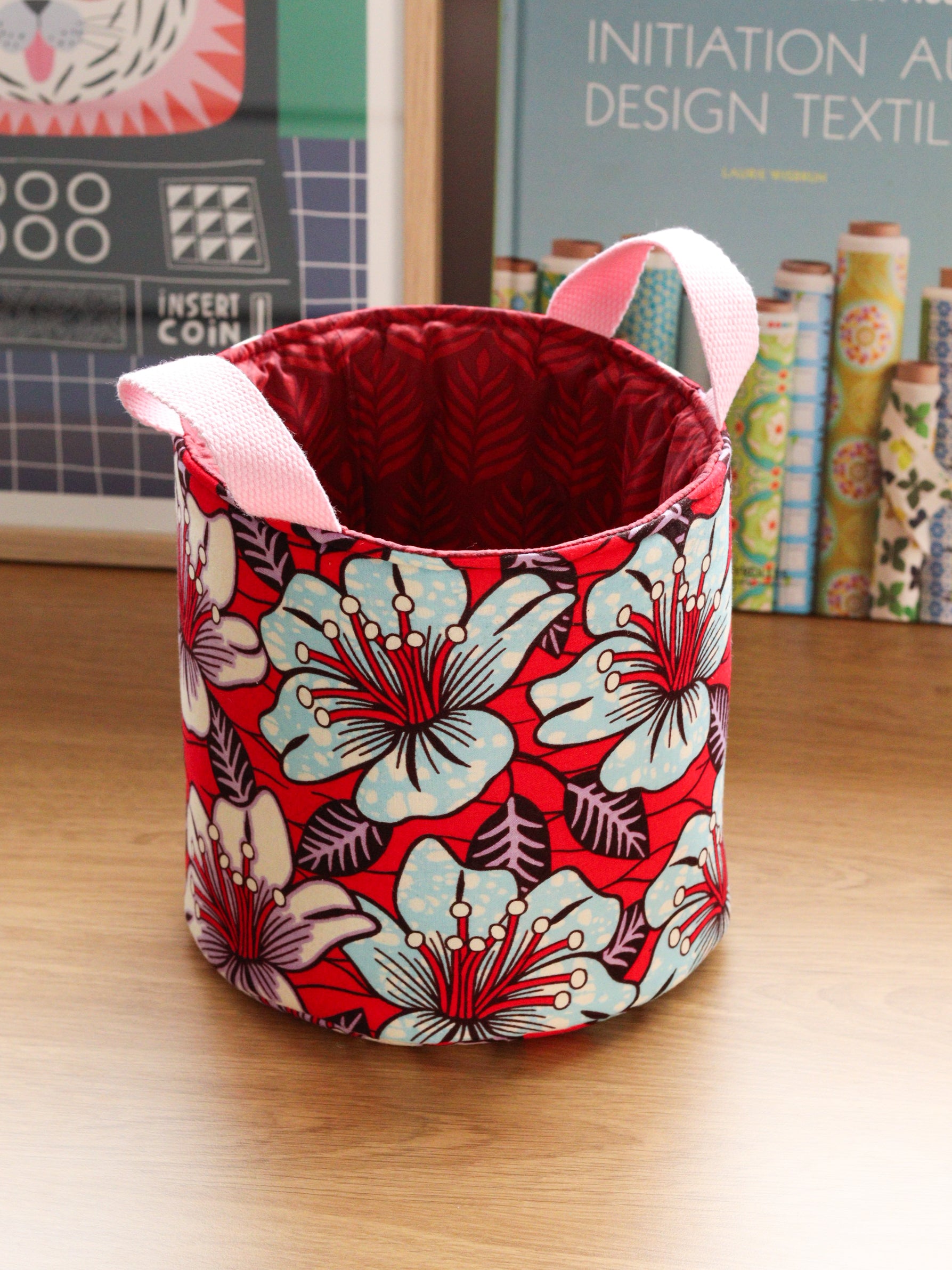 Petit panier rond Gága S Hibiscus cerise en wax africain rose et orange, vue de côté
