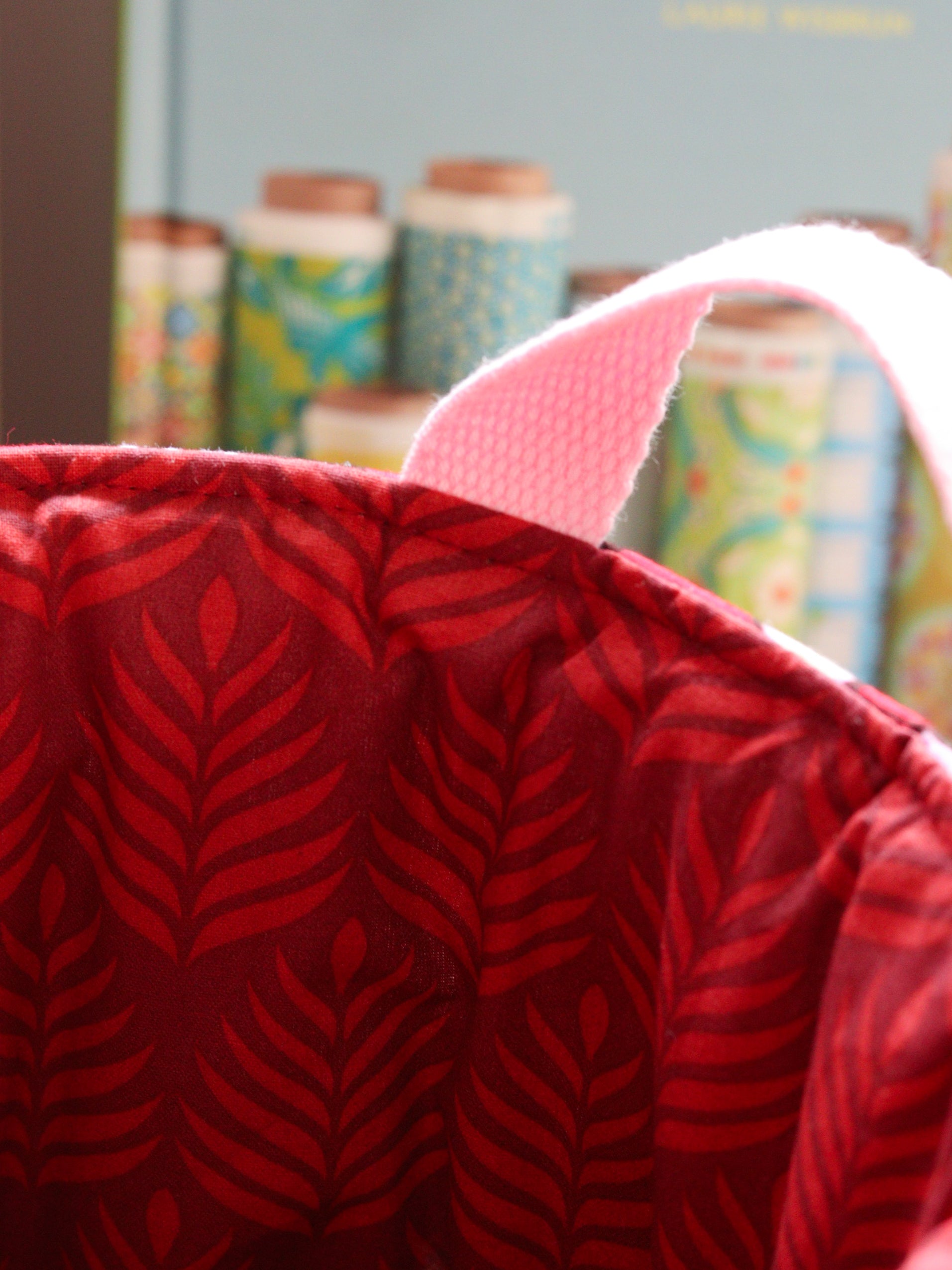 Détail intérieur du panier tissu wax africain Hibiscus cerise rose et orange, petite taille, cousu main