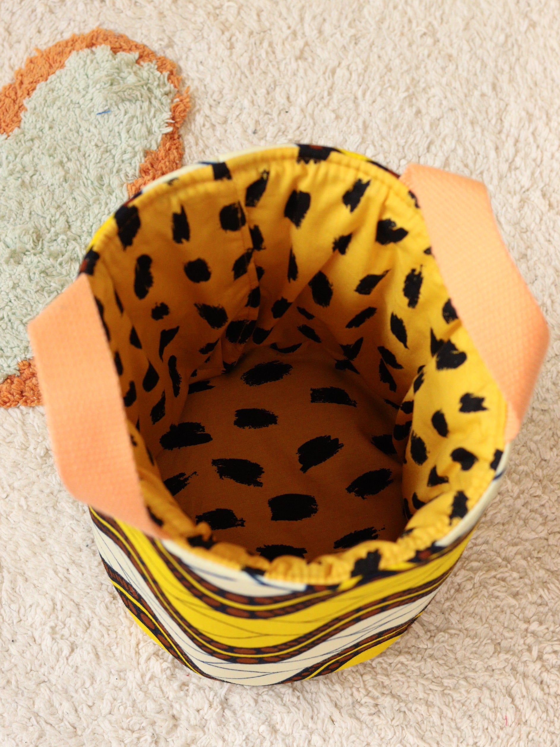 Détail motif intérieur panier déco en wax africain Savane jaune noir, panier S cousu main Bretagne