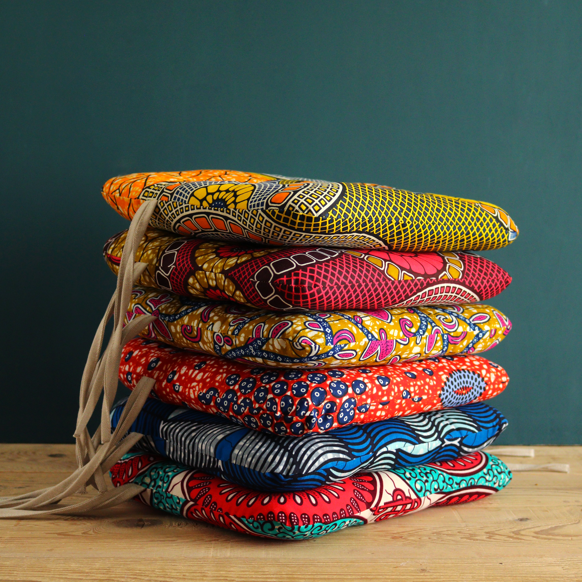 pile de coussins de chaise tolix en tissu  africain avec liens