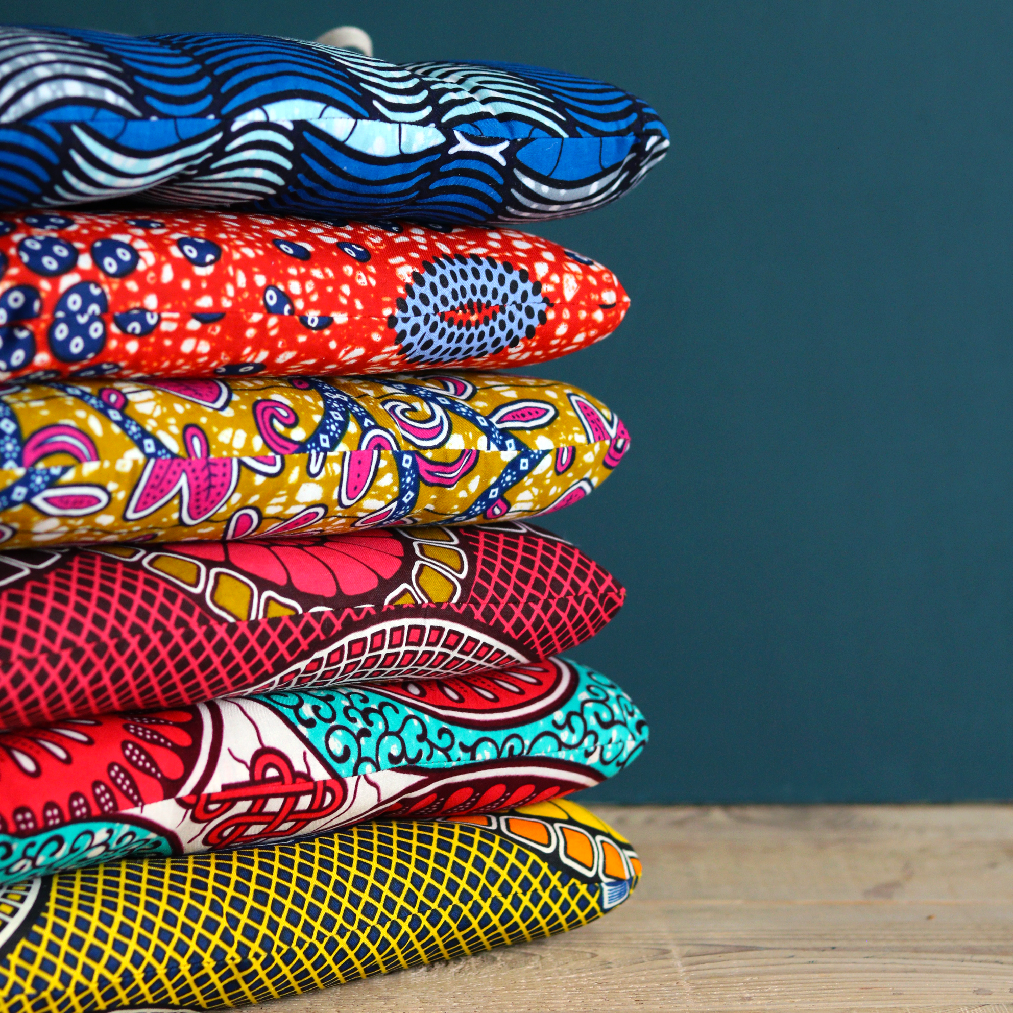 pile de coussins de chaise tolix en tissus colorés avec liens