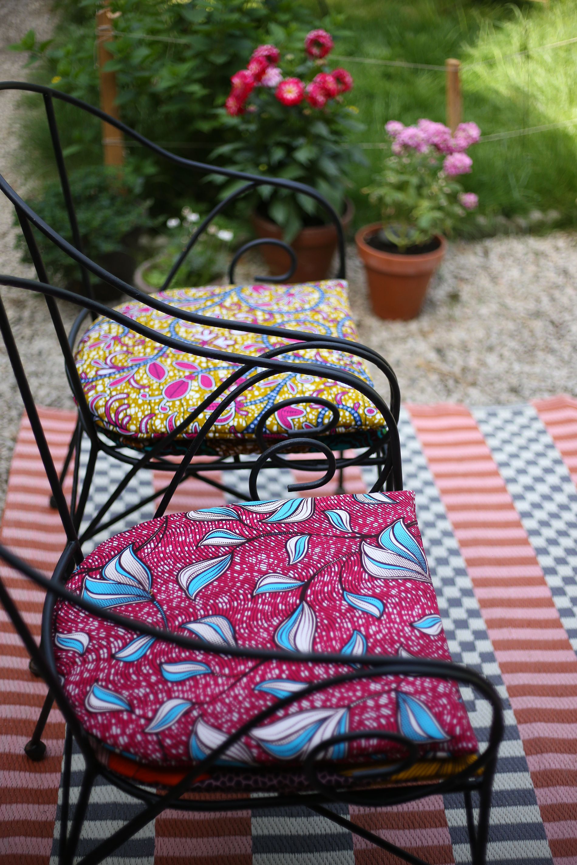 Galettes de chaise et coussins pour l'extérieur en wax : colorez votre terrasse avec du sur-mesure