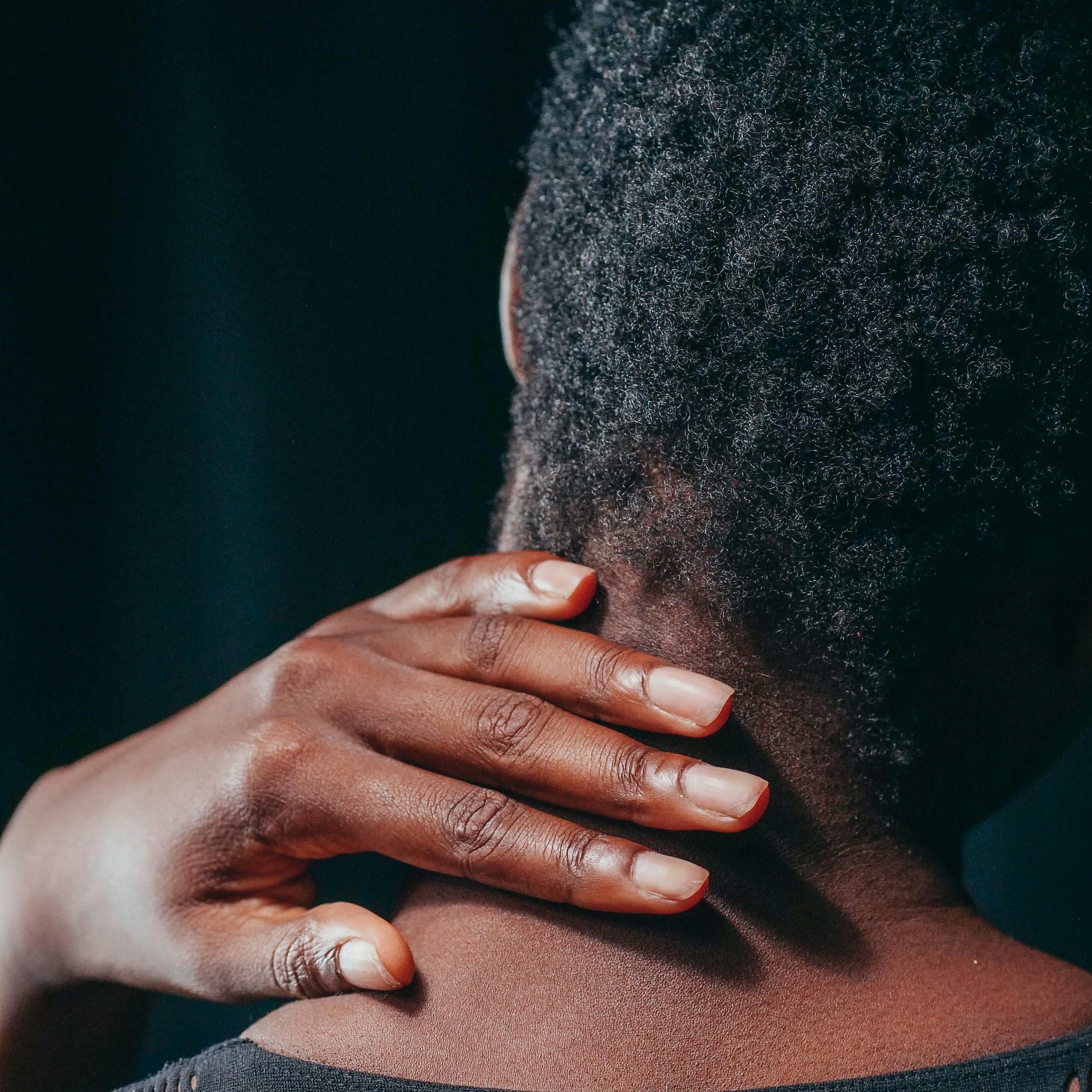 Cervicales bloquées : quelle bouillotte choisir pour soulager nuque et épaules naturellement ?