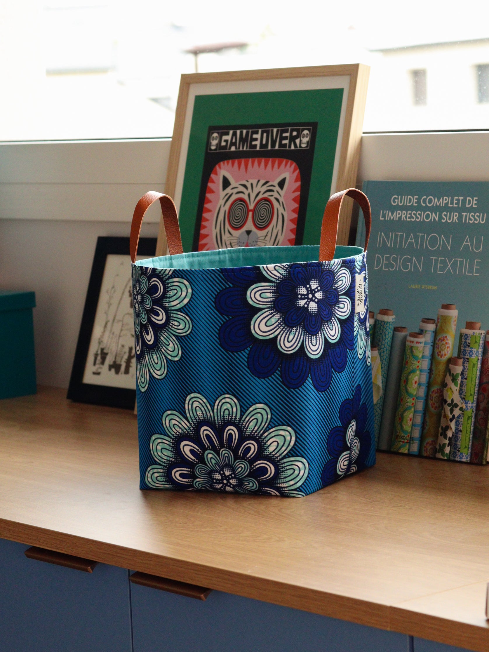 Panier cache-pot Chari T2 posé, tissu africain bleu, fait main, La Mousse Tache