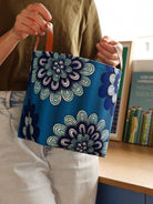 Panier Chari T2 tenu à la main, vue de face, tissu wax coloré