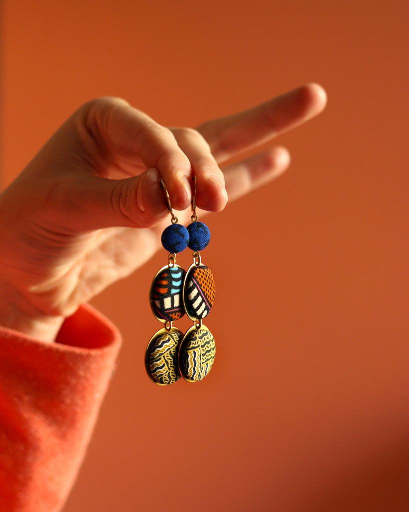 Boucles d'oreilles pendantes en batik or et wax orange, bleu roi / Collab' La Mousse Tache X Yum Yum Violette
