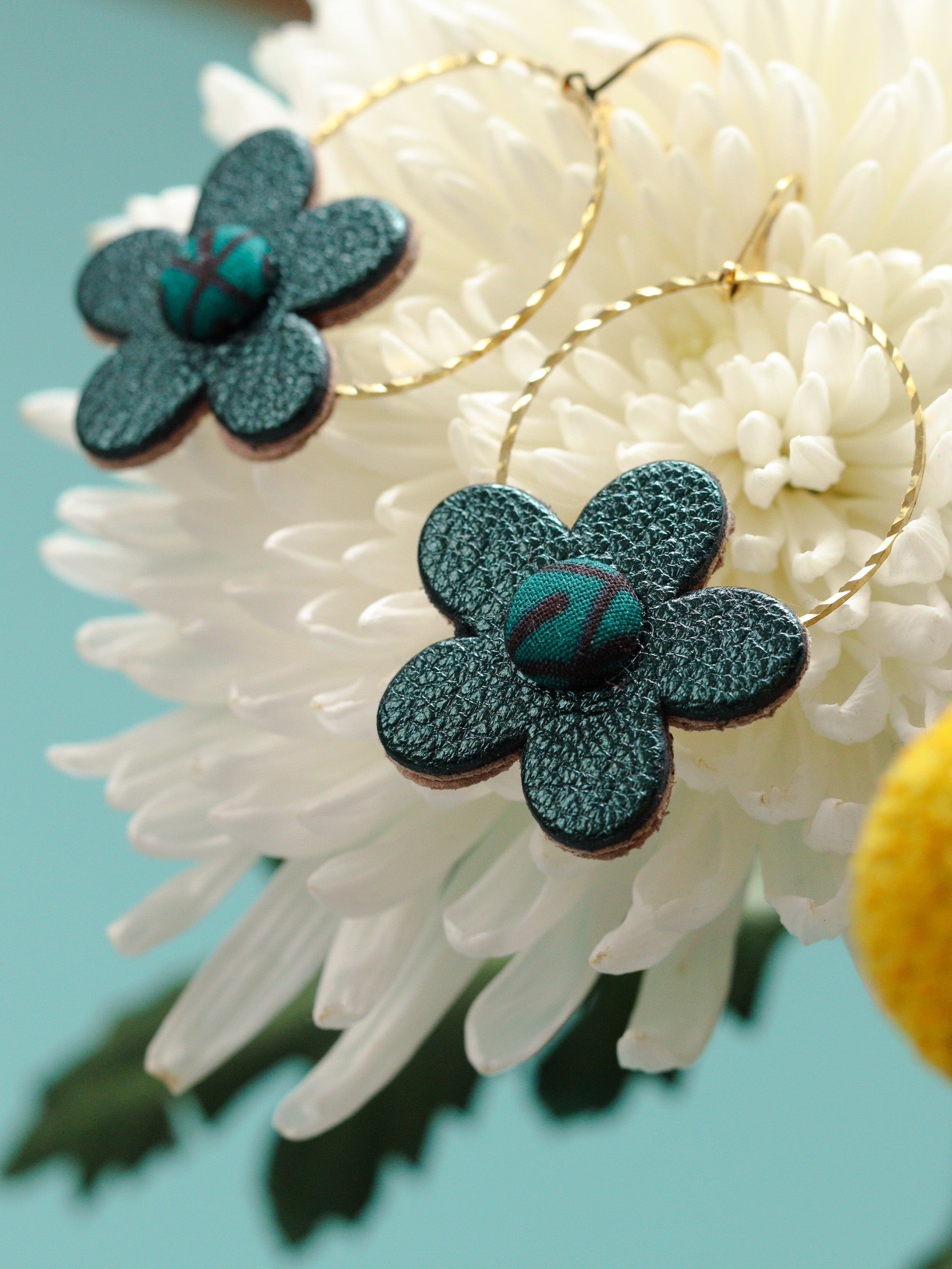 Boucles d’oreilles rondes en forme de fleur en cuir vert forêt et chutes de tissu africain, artisanales et légères, idée cadeau pour femme aimant les accessoires originaux et colorés