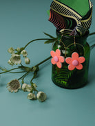 Boucles d’oreilles rondes en forme de fleur en cuir coloré orange fluo et tissu à rayures, artisanales et légères, idée cadeau pour femme aimant les accessoires originaux et colorés