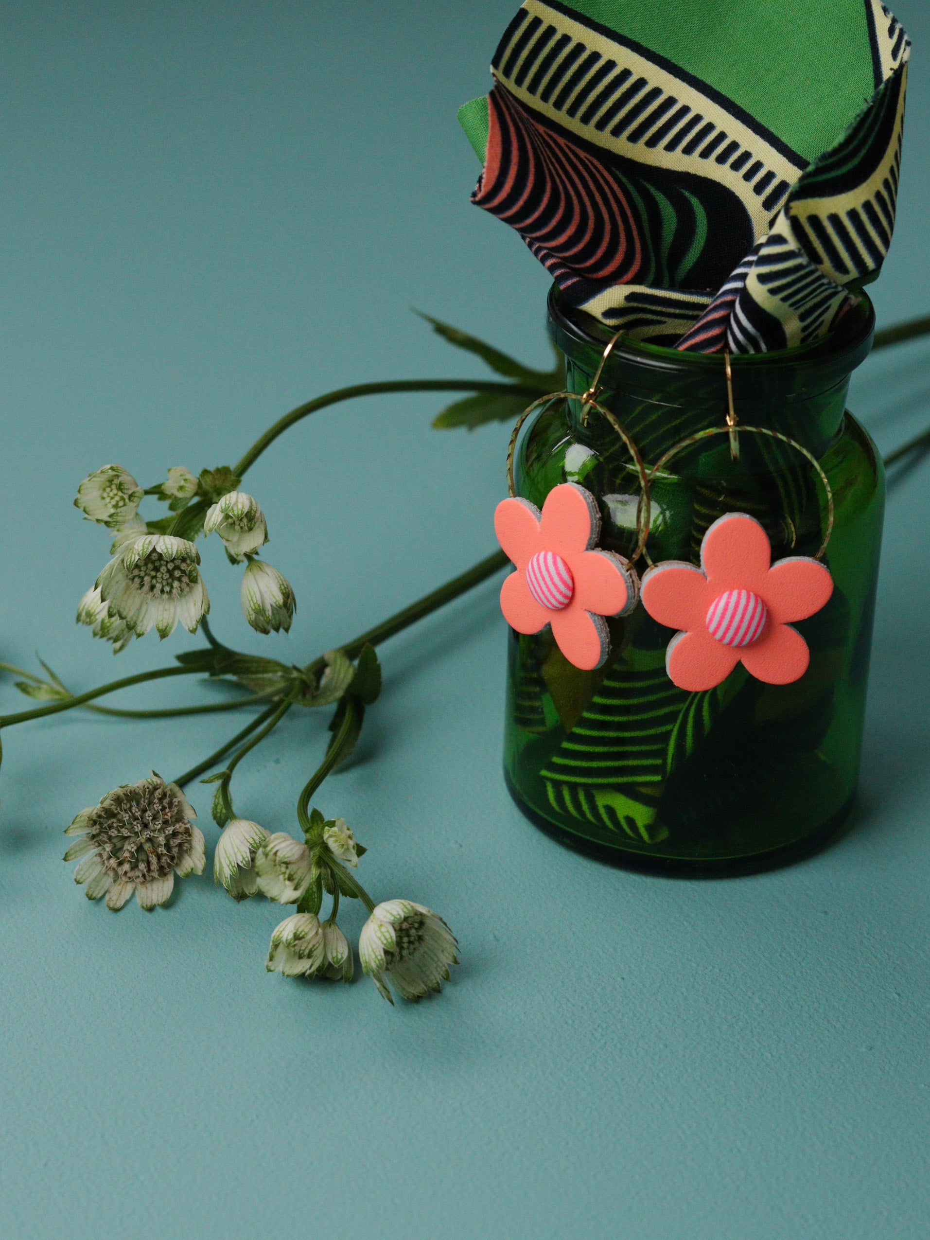 Boucles d’oreilles rondes en forme de fleur en cuir coloré orange fluo et tissu à rayures, artisanales et légères, idée cadeau pour femme aimant les accessoires originaux et colorés