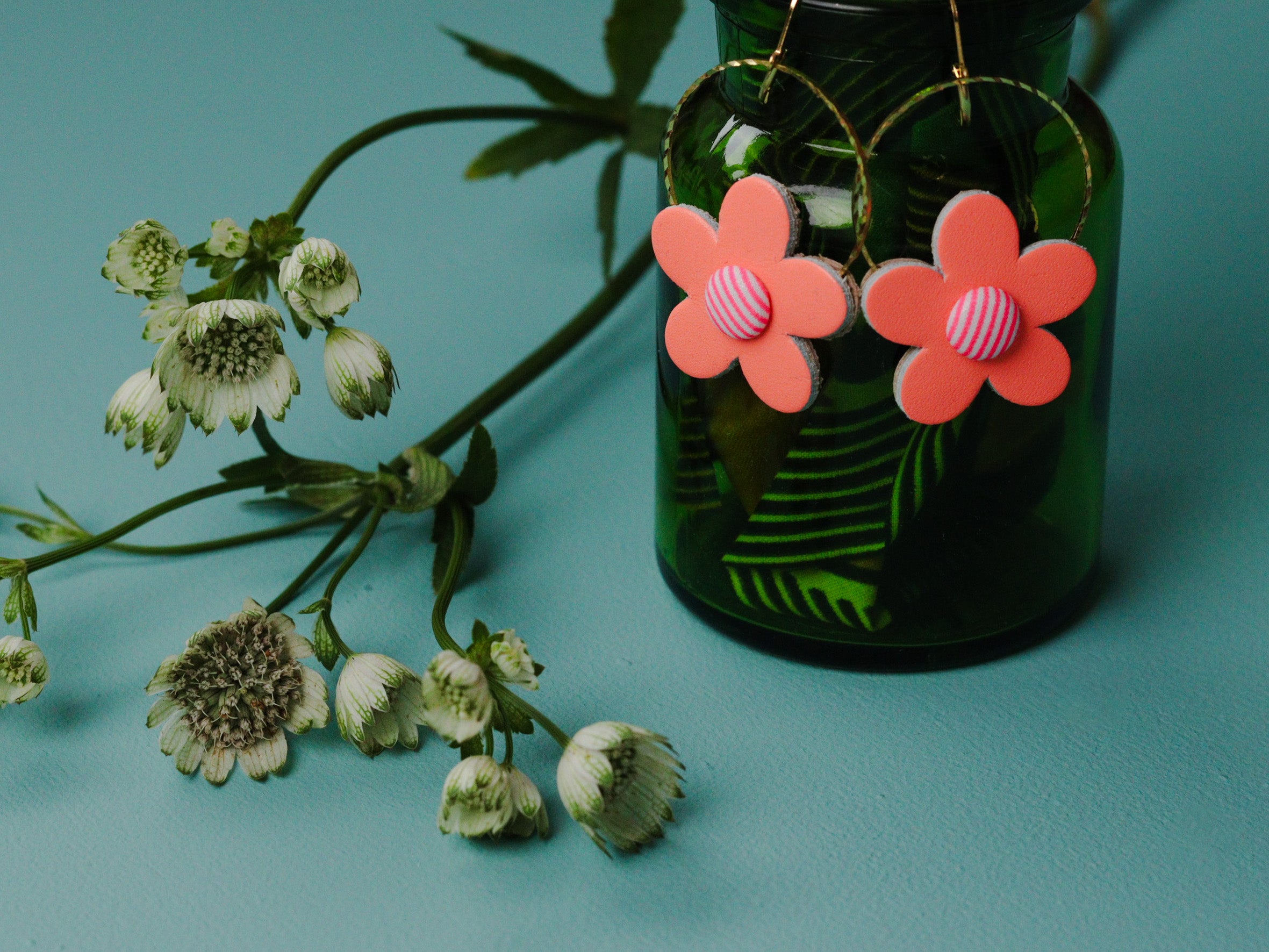 Boucles d’oreilles rondes en forme de fleur en cuir coloré orange fluo et tissu à rayures, artisanales et légères, idée cadeau pour femme aimant les accessoires originaux et colorés