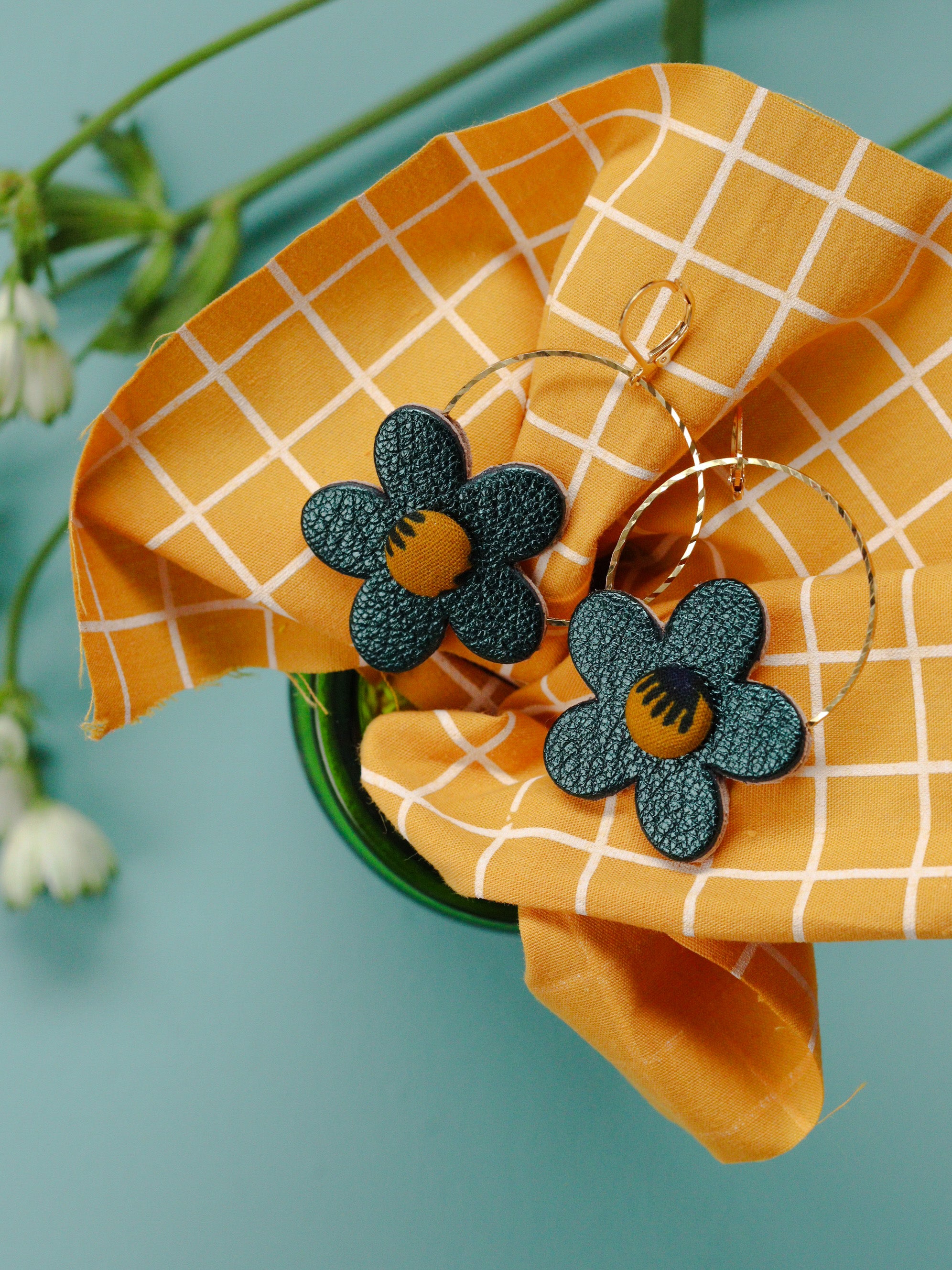 Boucles d’oreilles rondes en forme de fleur en cuir coloré et wax, artisanales et légères, idée cadeau pour femme aimant les accessoires originaux et colorés