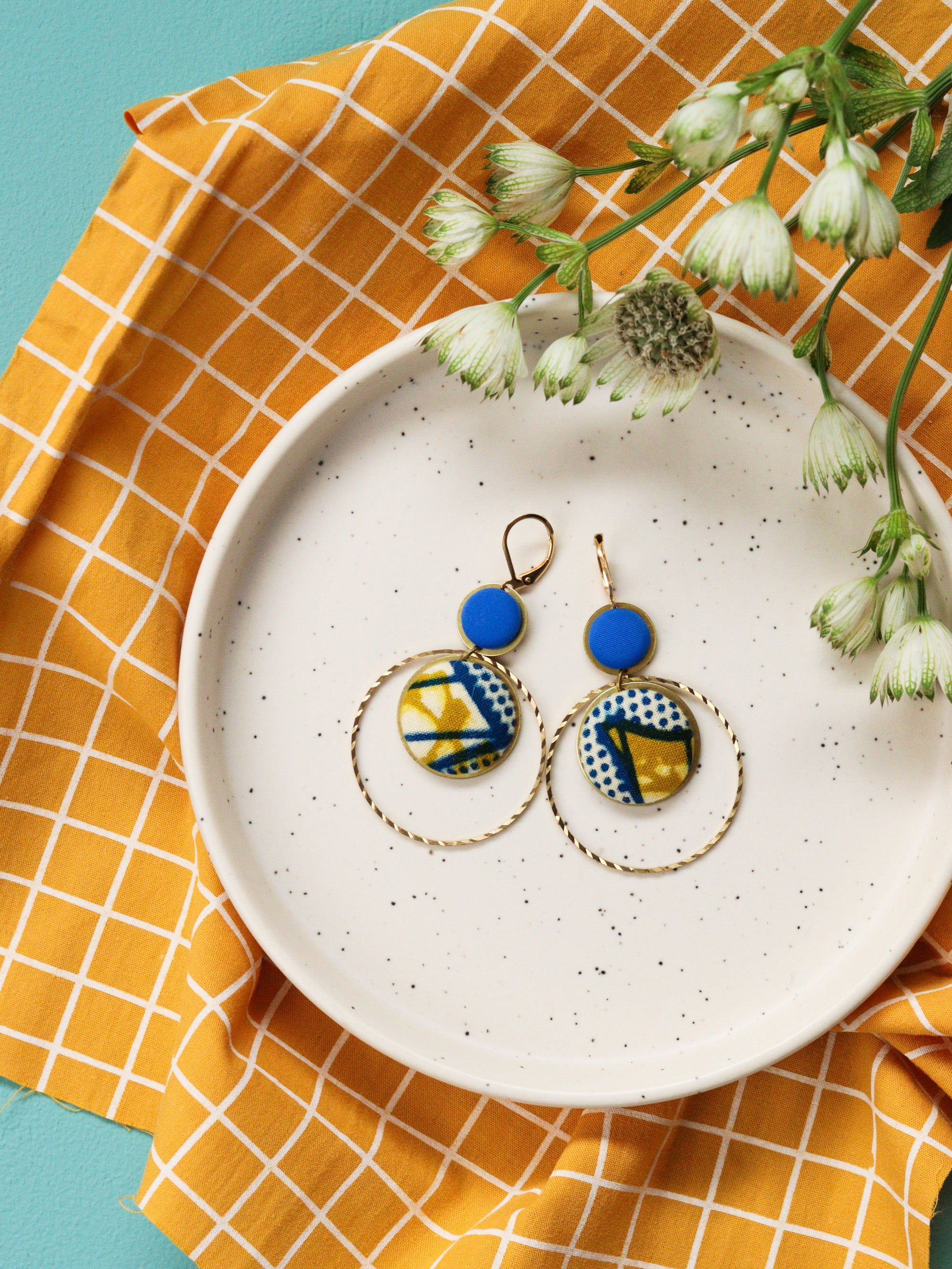 Boucles d’oreilles rondes artisanales en tissu wax coloré jaune et bleu, originales et légères, idée cadeau fait-main pour femme