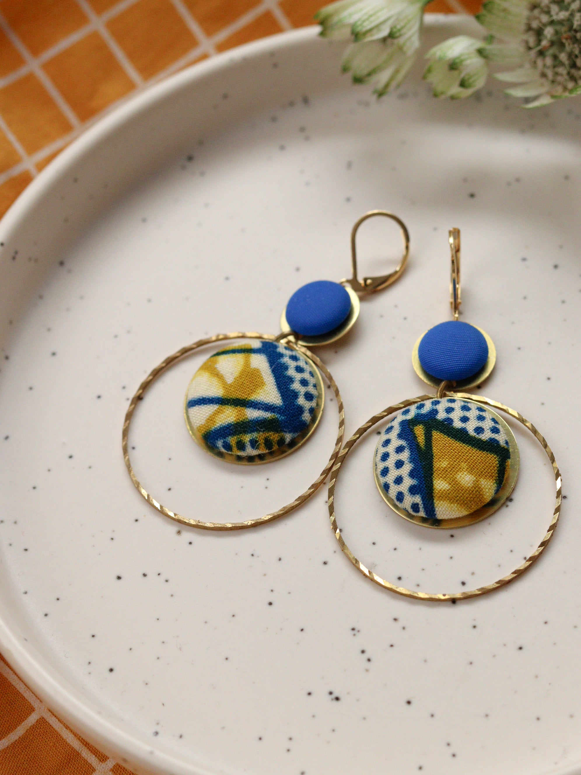 Boucles d’oreilles artisanales en tissu wax coloré jaune et bleu, originales et légères, idée cadeau fait-main pour femme