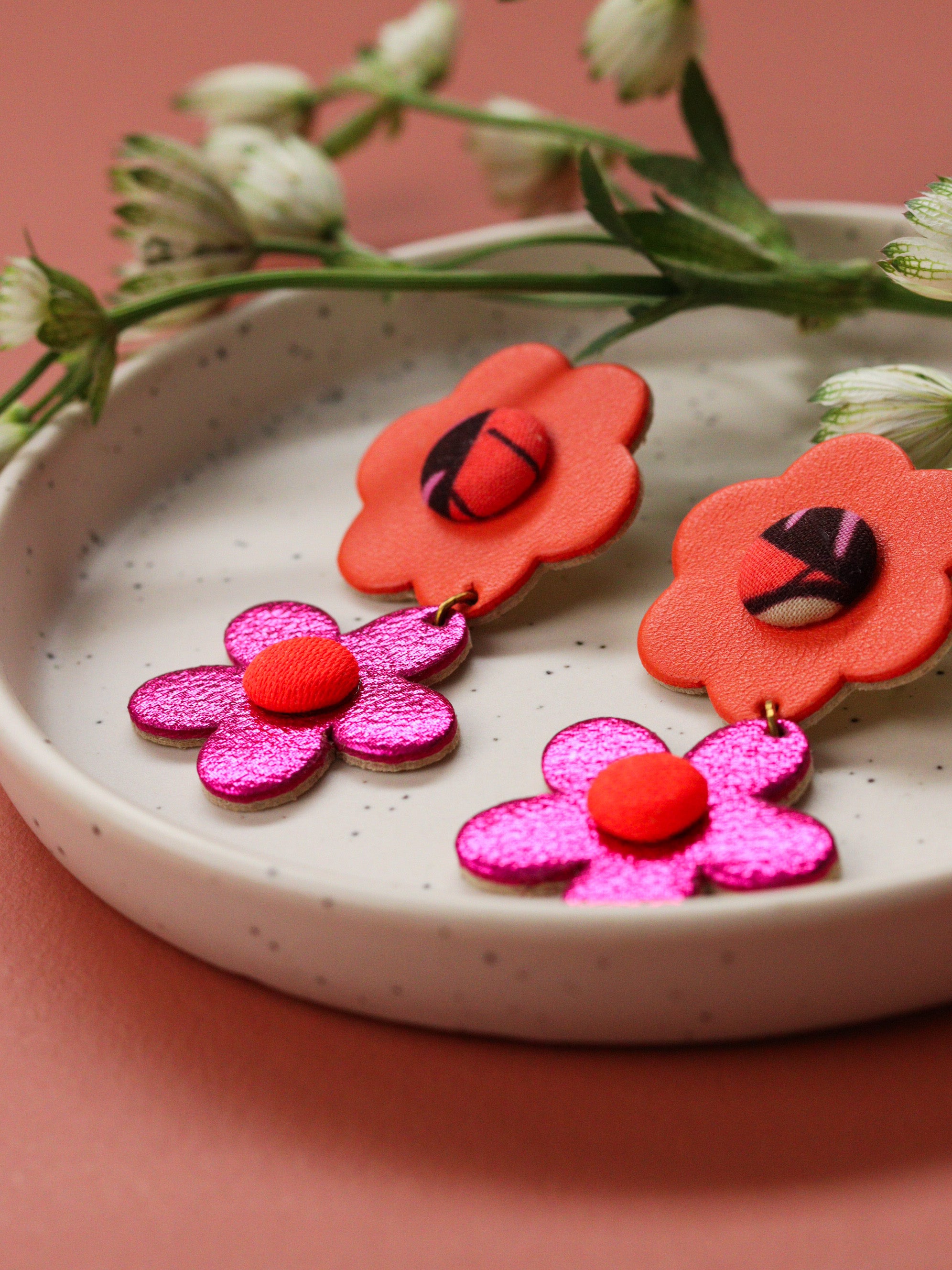 Boucles d’oreilles deux fleurs en cuir orange et rose et tissu wax, fabrication artisanale, couleurs pop