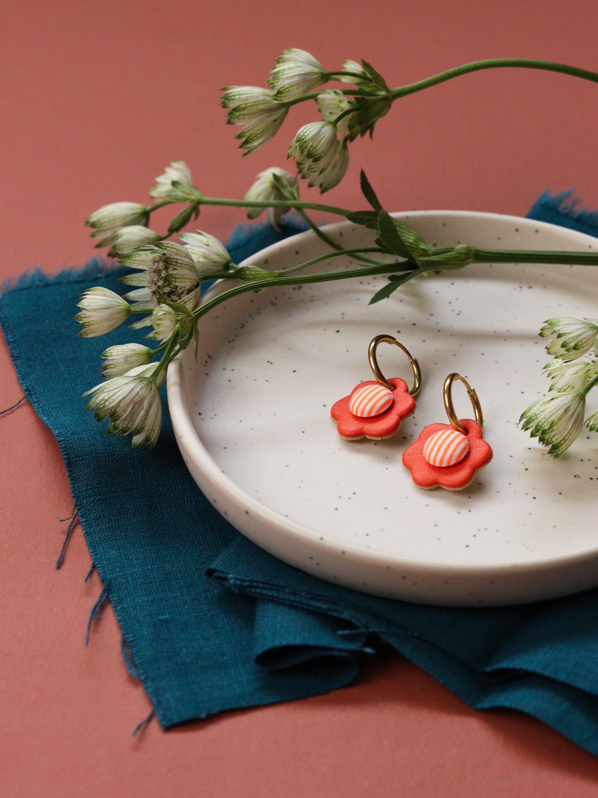 Petites créoles à fleurs colorées en cuir et tissu à rayures, fait main en Bretagne, idée cadeau original 