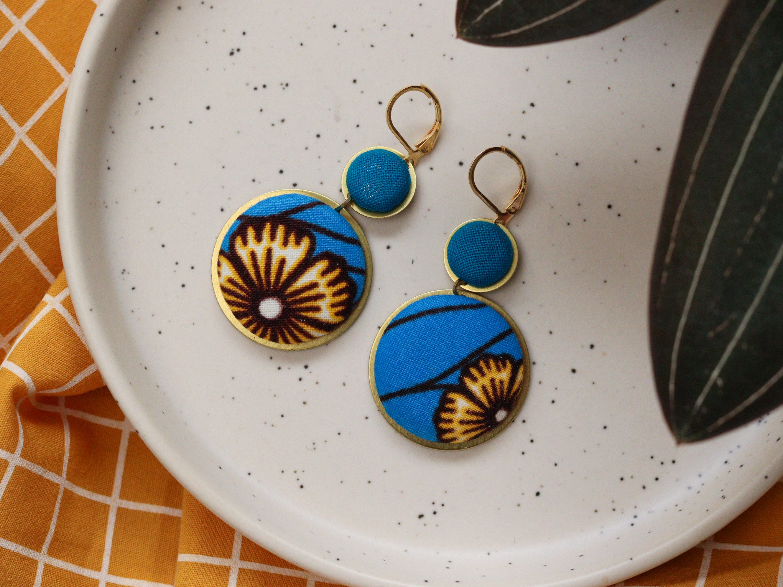 Boucles d’oreilles dormeuses en tissu wax bleu et jaune à fleurs, création artisanale unique pour femme bohème