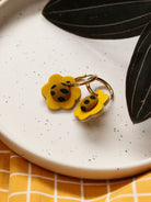 Petites créoles à fleurs colorées en cuir  jaune et wax, pièce unique faite main, idée cadeau original pour amoureux du voyage