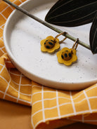 Petites créoles à fleurs colorées en cuir  jaune et wax, pièce unique faite main, idée cadeau original pour amoureux du voyage
