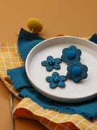 Boucles d’oreilles deux fleurs en cuir bleu et tissu wax, fabrication artisanale