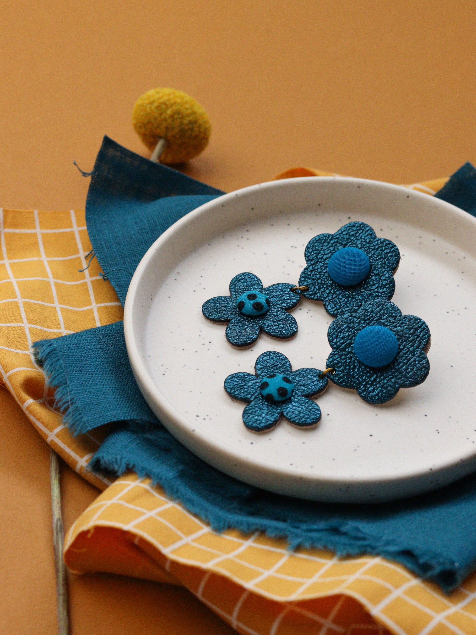 Boucles d’oreilles deux fleurs en cuir bleu et tissu wax, fabrication artisanale