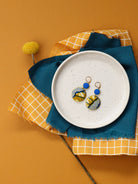 Boucles d’oreilles dormeuses en tissu wax coloré bleu et jaune, création artisanale unique pour femme