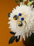 Boucles d’oreilles artisanales en tissu wax coloré jaune et bleu, originales et légères, idée cadeau fait-main pour femme