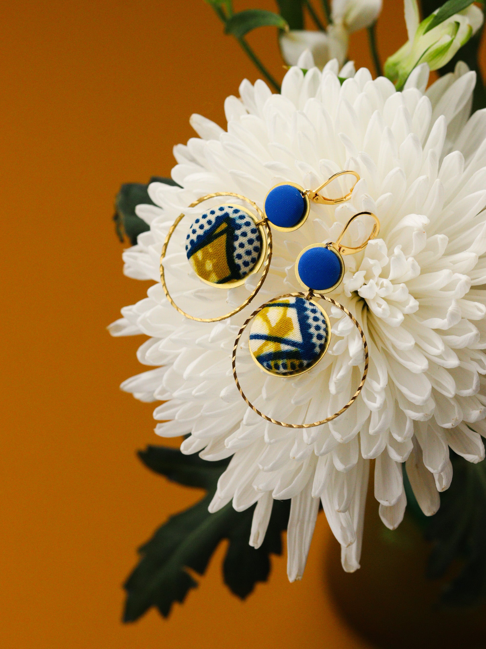 Boucles d’oreilles artisanales en tissu wax coloré jaune et bleu, originales et légères, idée cadeau fait-main pour femme