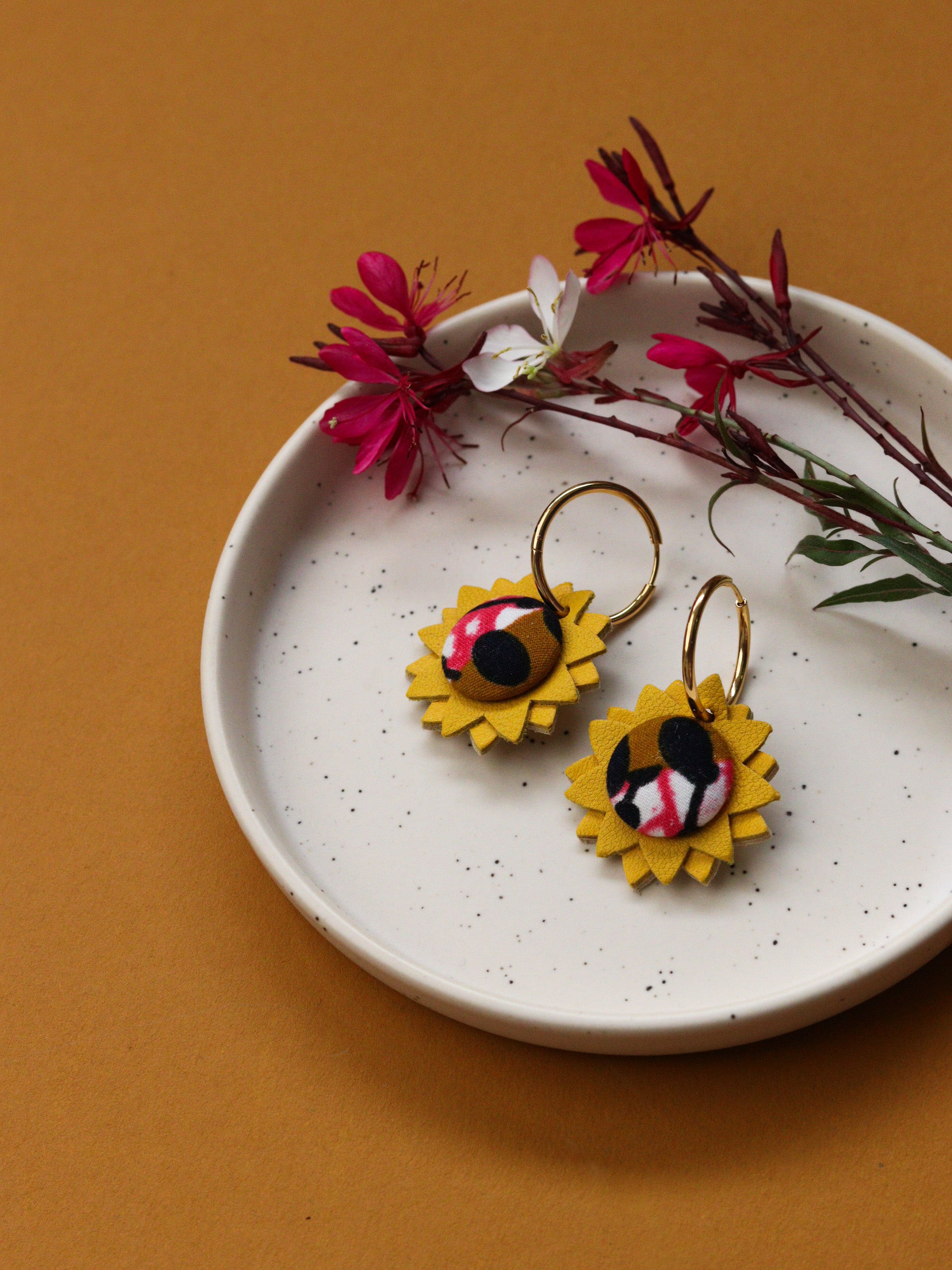 Créoles soleil en cuir coloré jaune et tissu wax africain, boucles d’oreilles bohèmes inspirées du voyage, faites main